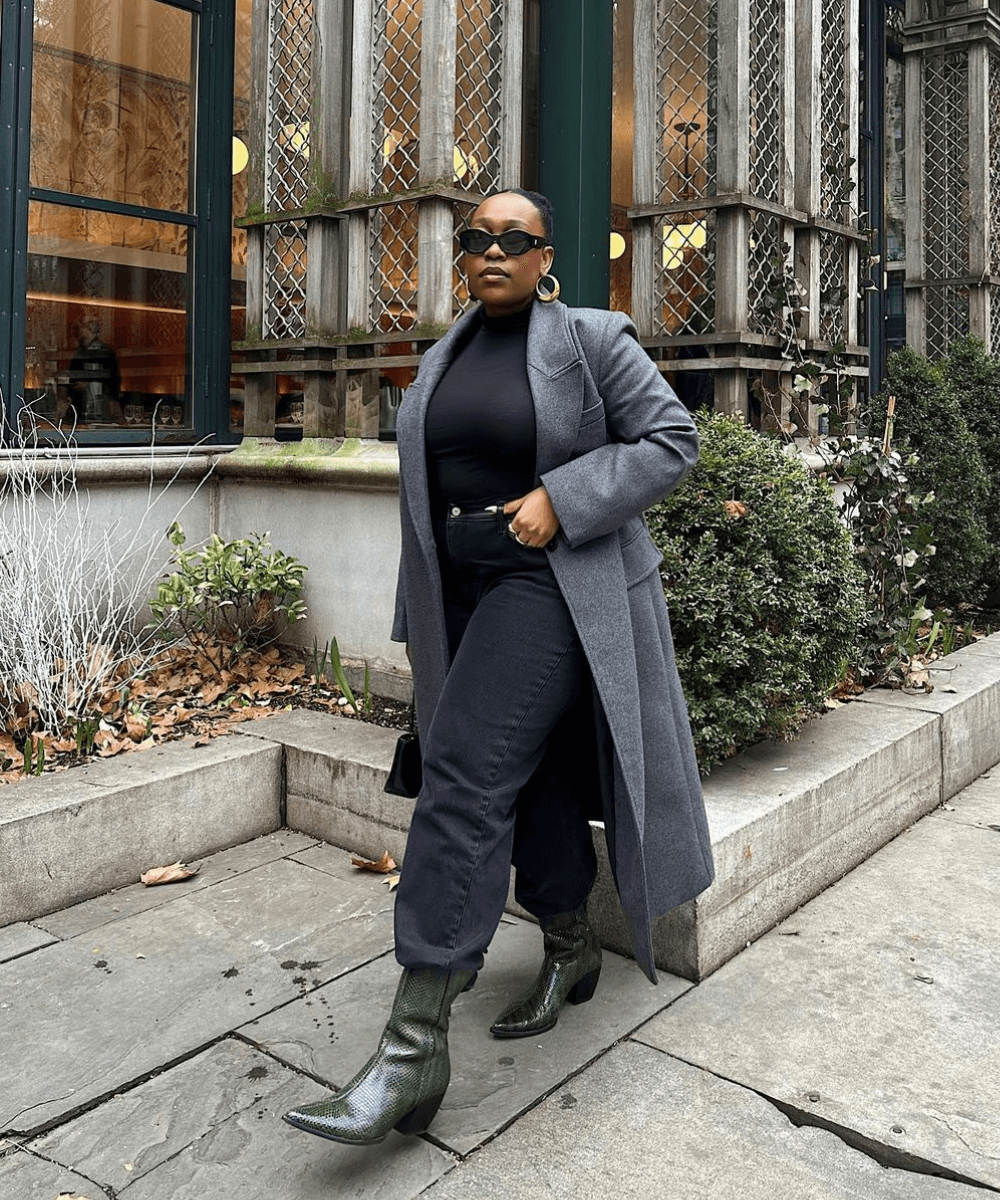 Aniyah Morinia - calça jeans preta, bota western verde e casaco longo cinza - inverno 2023 - inverno - andando na rua com óculos de sol - https://stealthelook.com.br