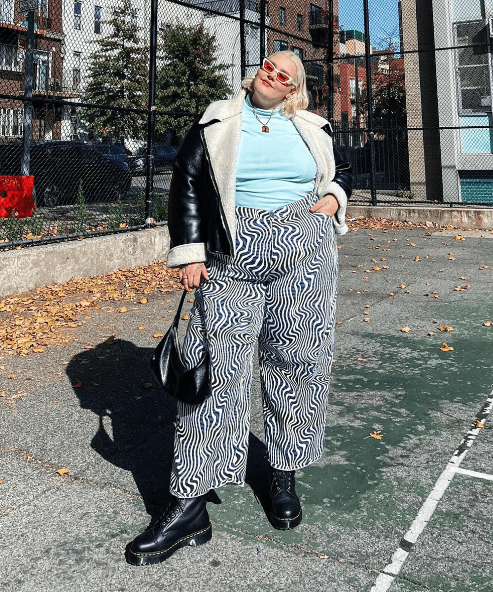 Abby Bible - calça com estampa de zebra, coturno preto, blusa e casco - inverno 2023 - inverno - em pé na rua usando óculos de sol - https://stealthelook.com.br