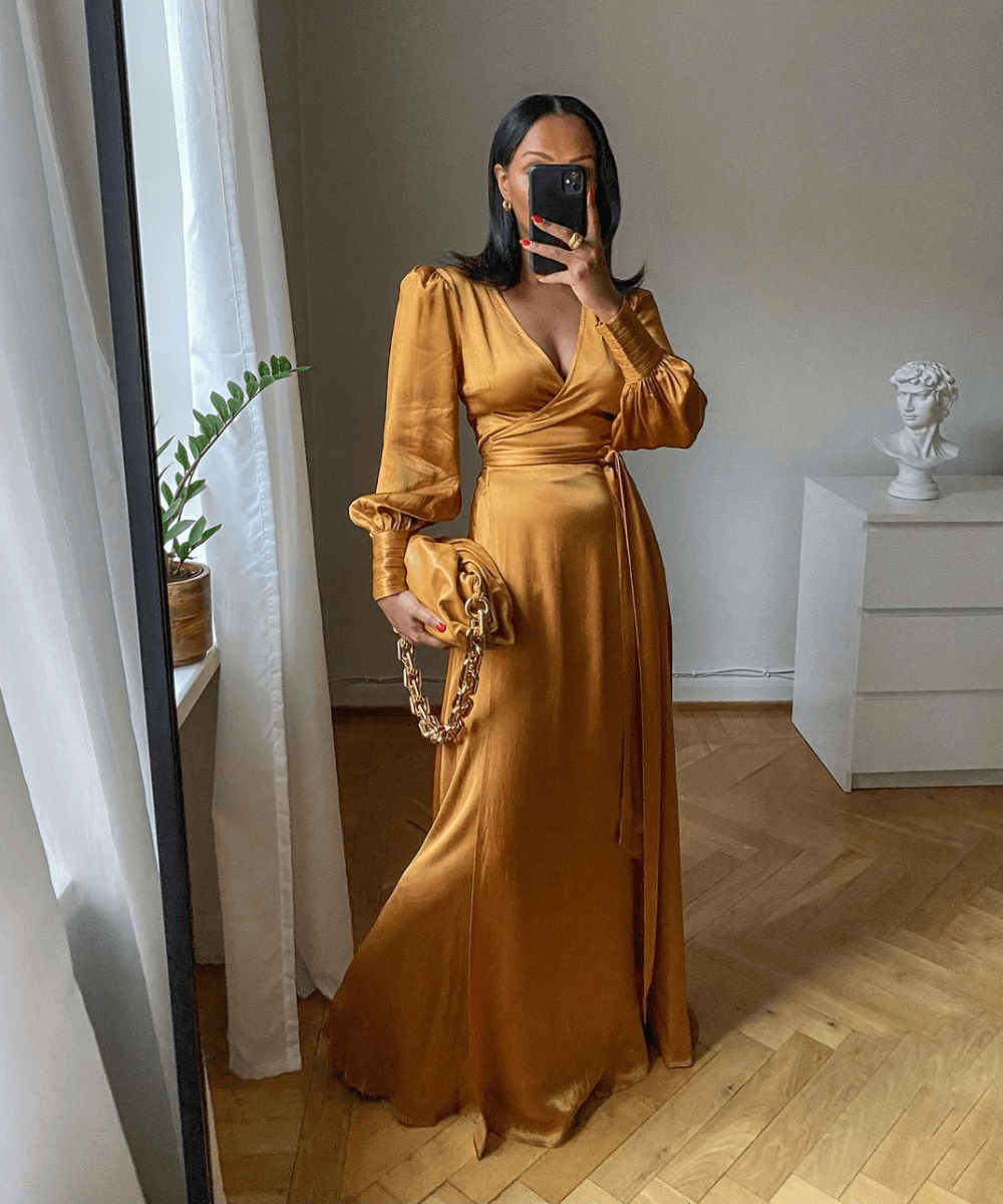 @femmeblk - vestido longo com mangas compridas dourado - looks de festa - inverno - foto na frente do espelho - https://stealthelook.com.br