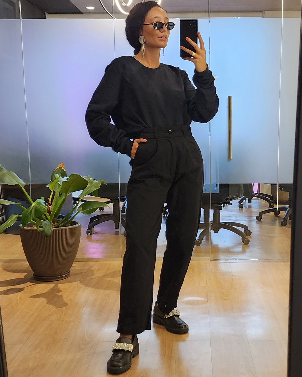 Rafaela Lopes - calça de alfaiataria preta, moletom preto, mocassim e óculos - looks de inverno - inverno - foto na frente do espelho - https://stealthelook.com.br