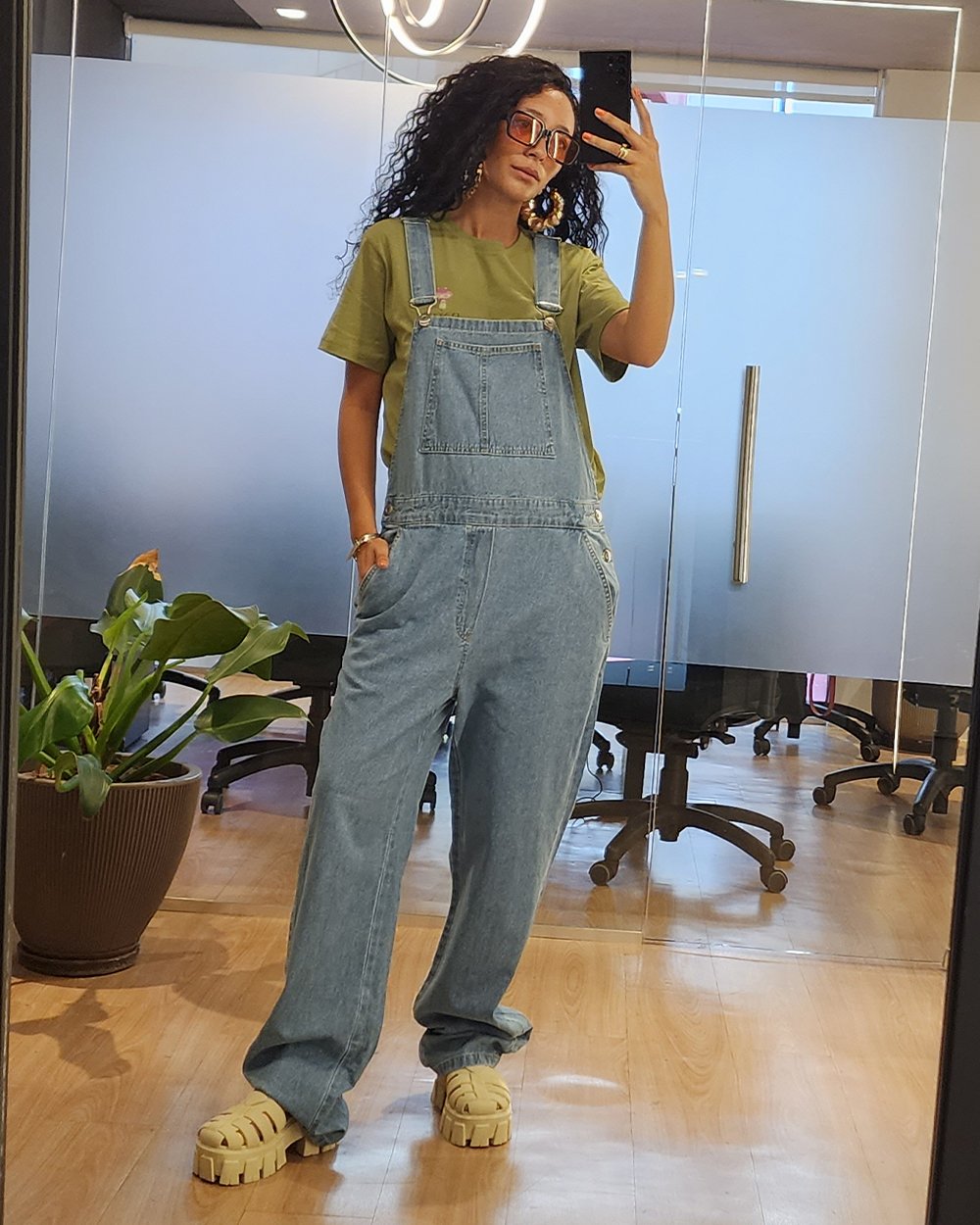 Rafaela Lopes - jardineira jeans e t-shirt verde - looks de inverno - inverno - foto na frente do espelho - https://stealthelook.com.br