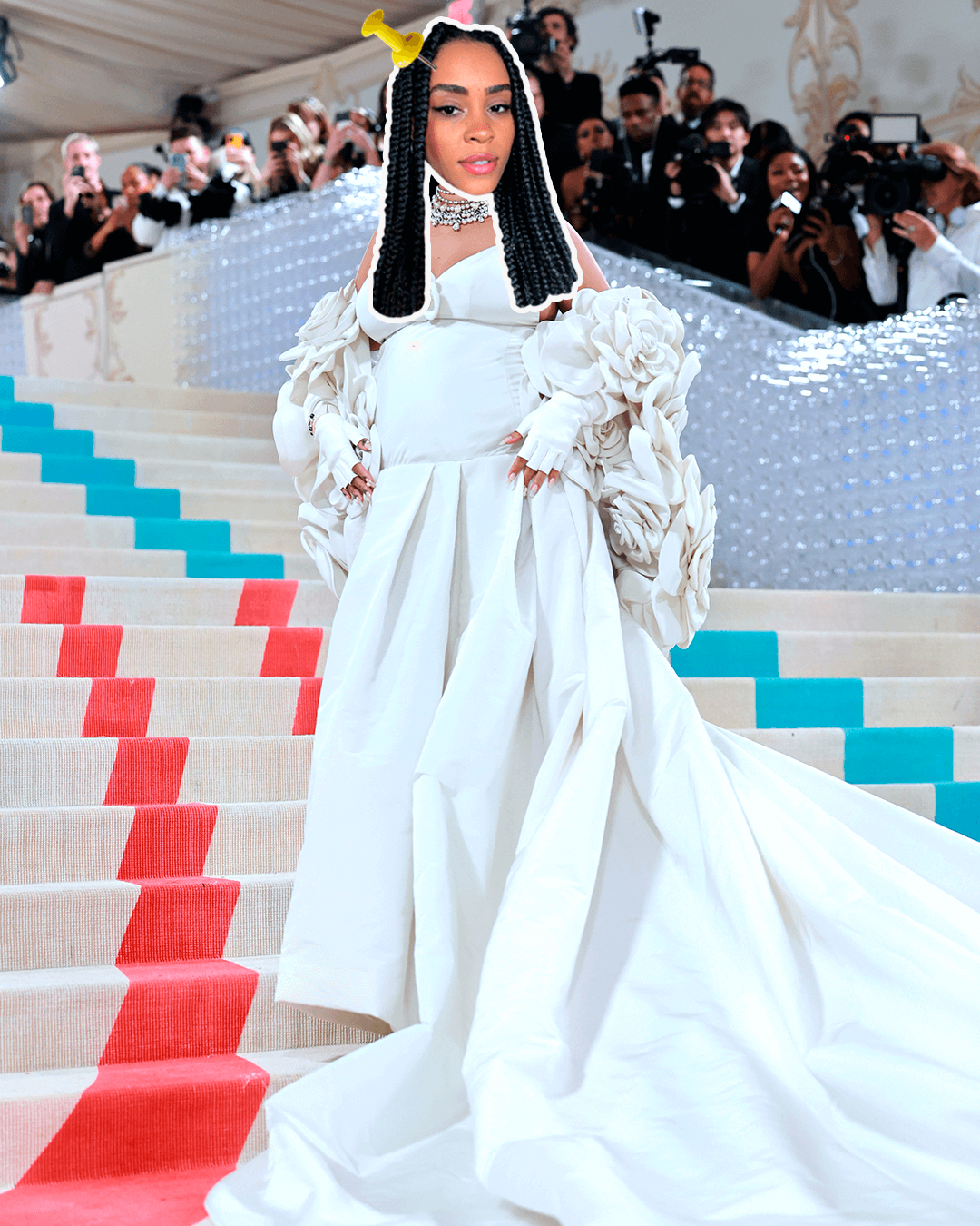 Inaê de Rihanna - vestido longo branco valentino - Met Gala 2023 - primavera - em pé em uma escada - https://stealthelook.com.br