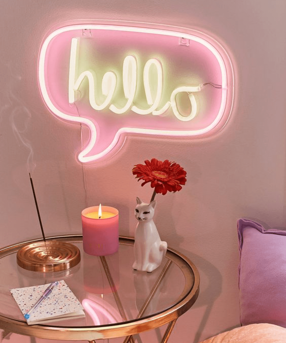 Decoração com luminária neon -     - luminárias para quarto - outono - foto de uma mesa no quarto com decoração diversa - https://stealthelook.com.br