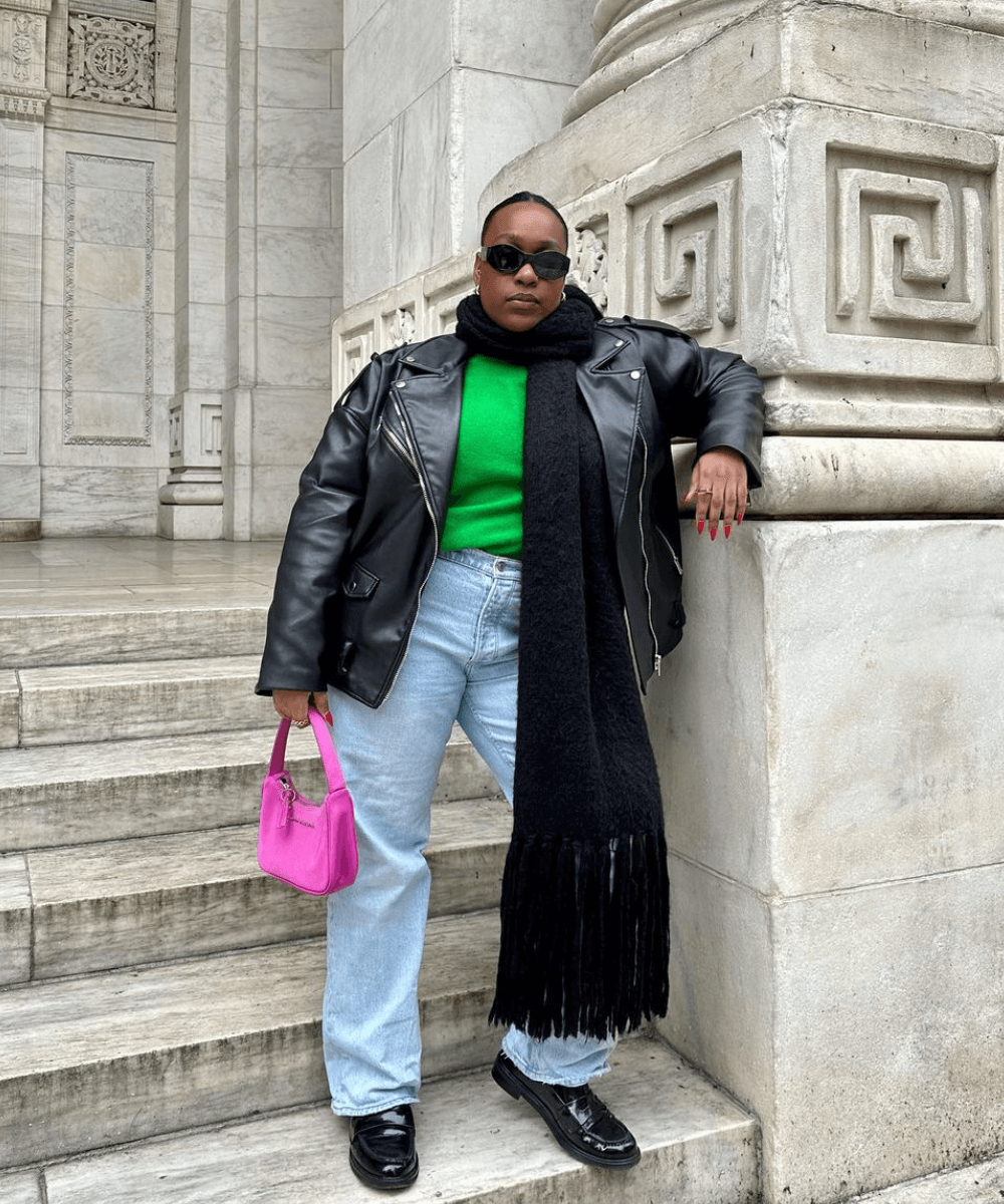Aniyah Morinia - calça jeans, tricot verde, cachecol preto, jaqueta de couro e bota - inverno 2023 - inverno - em pé na rua usando óculos de sol - https://stealthelook.com.br