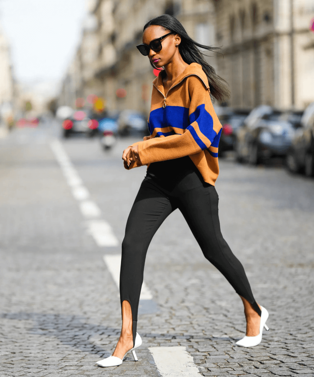Stirrup Pants - calça legging preta de pézinho, moletom colorido e salto scarpin - Stirrup Pants - outono - mulher negra andando na rua usando óculos de sol - https://stealthelook.com.br