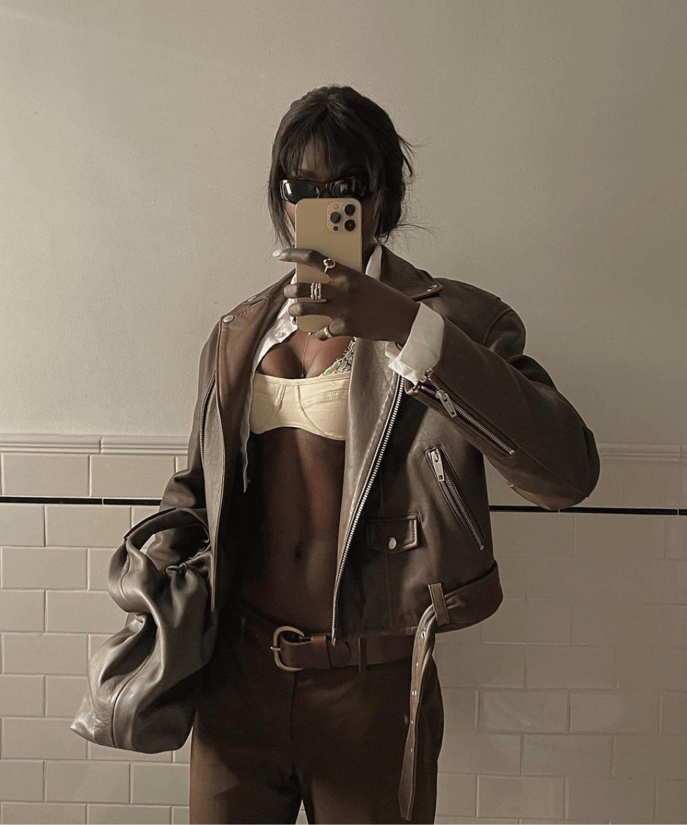 Amy Julliette Lefévre - top de sutia, camisa branca e jaqueta marrom - inverno 2023 - outono - foto na frente do espelho - https://stealthelook.com.br