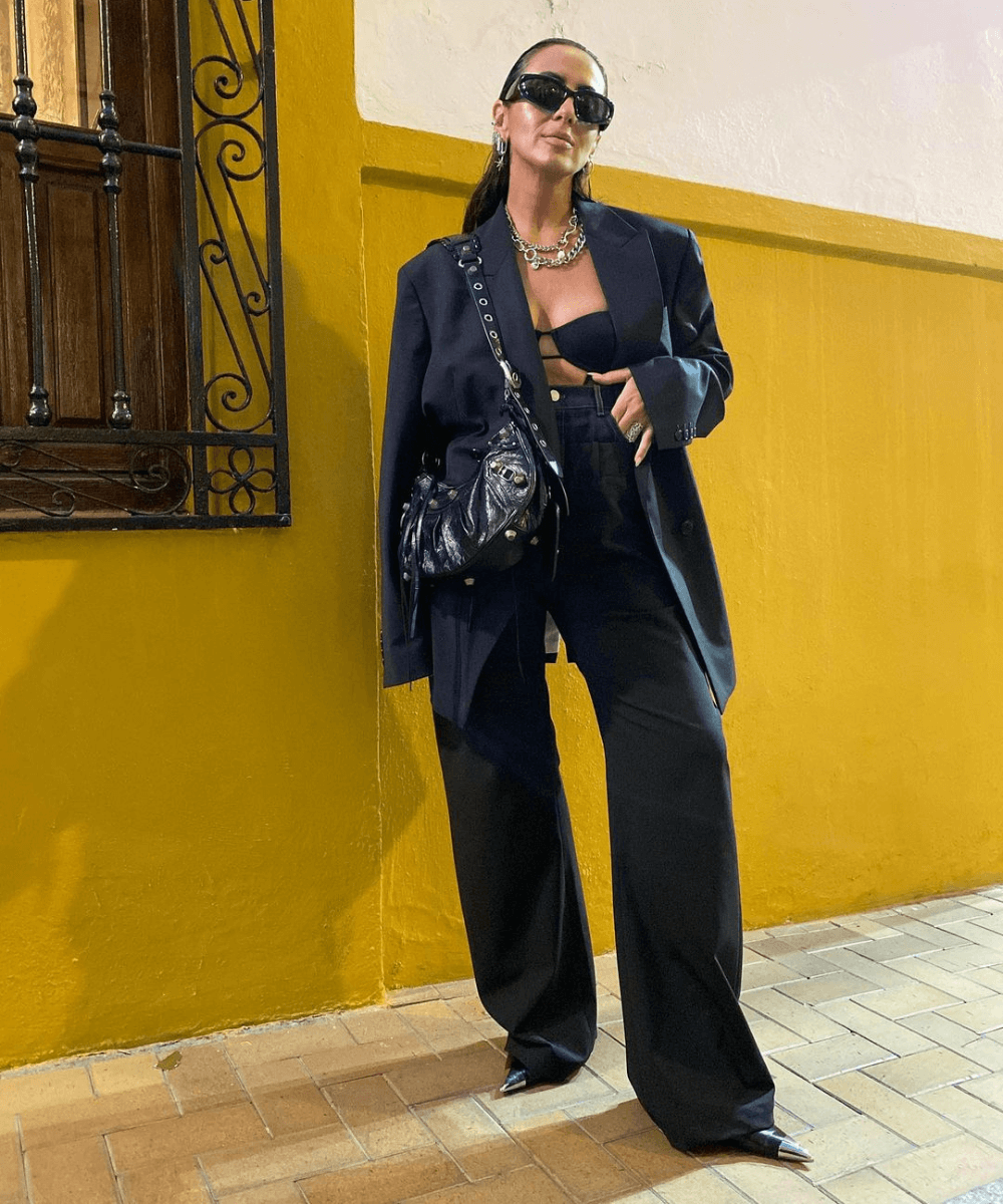 Laura Eguizabal - calça preta, body preto e blazer oversized preto - inverno 2023 - inverno - mulher em pé na rua usando óculos de sol - https://stealthelook.com.br