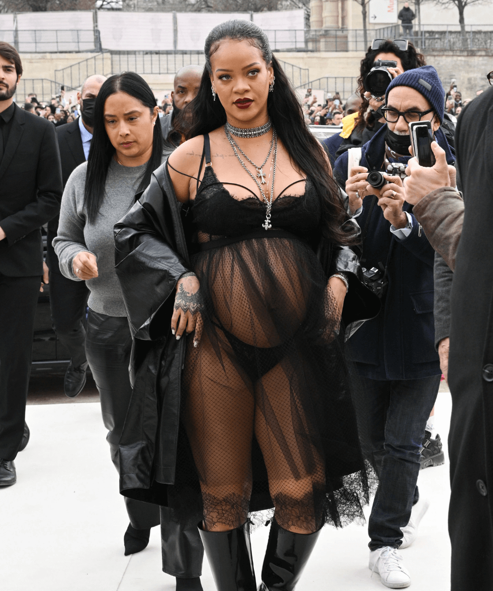 Rihanna - lingerie a mostra preta, vestido transparente e casaco longo de couro - inverno 2023 - inverno - cantora andando na rua - https://stealthelook.com.br