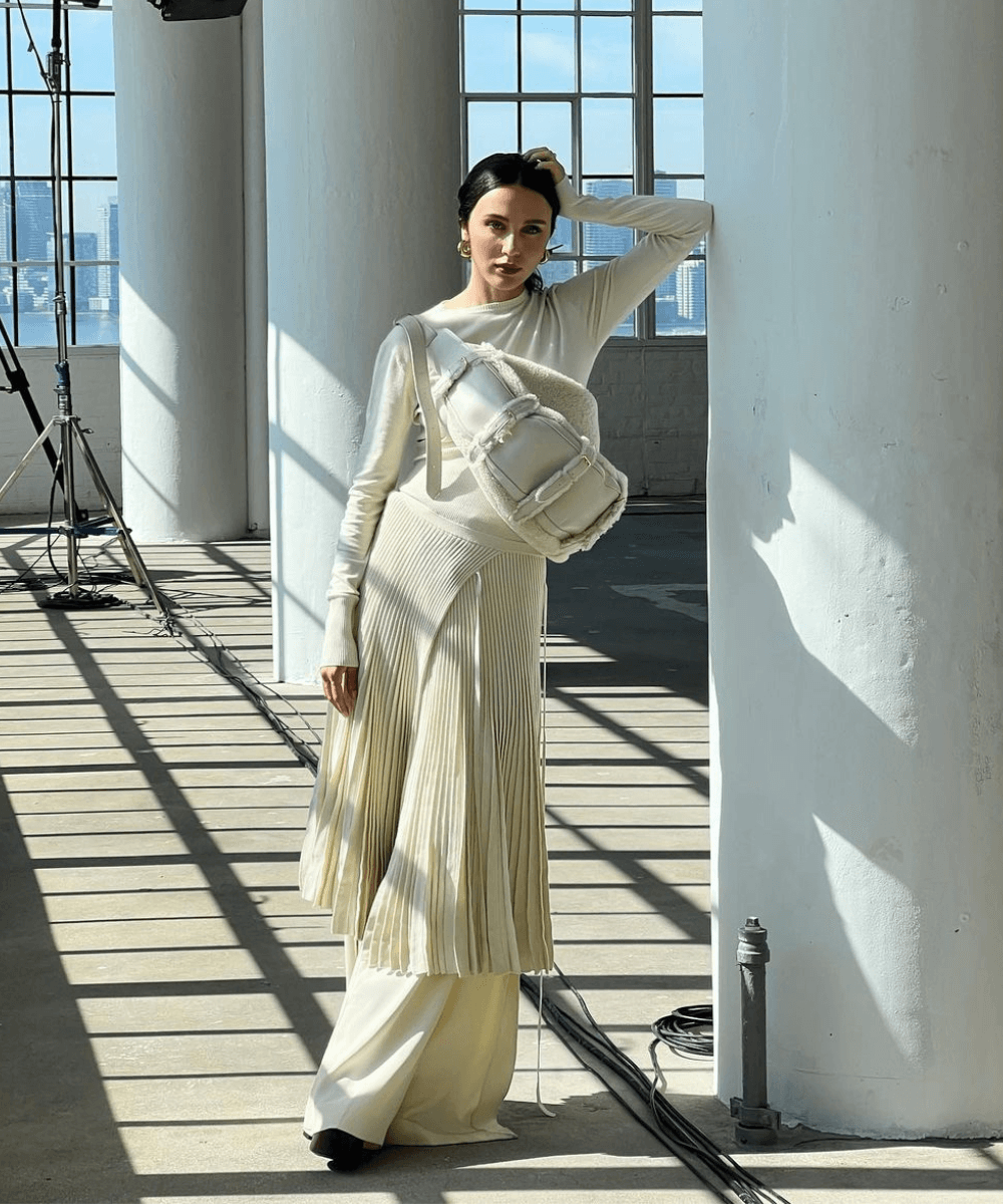 Mary Leest - look all white composto por calça, vestido e salto - tendência de 2023 - inverno - mulher em pé  - https://stealthelook.com.br