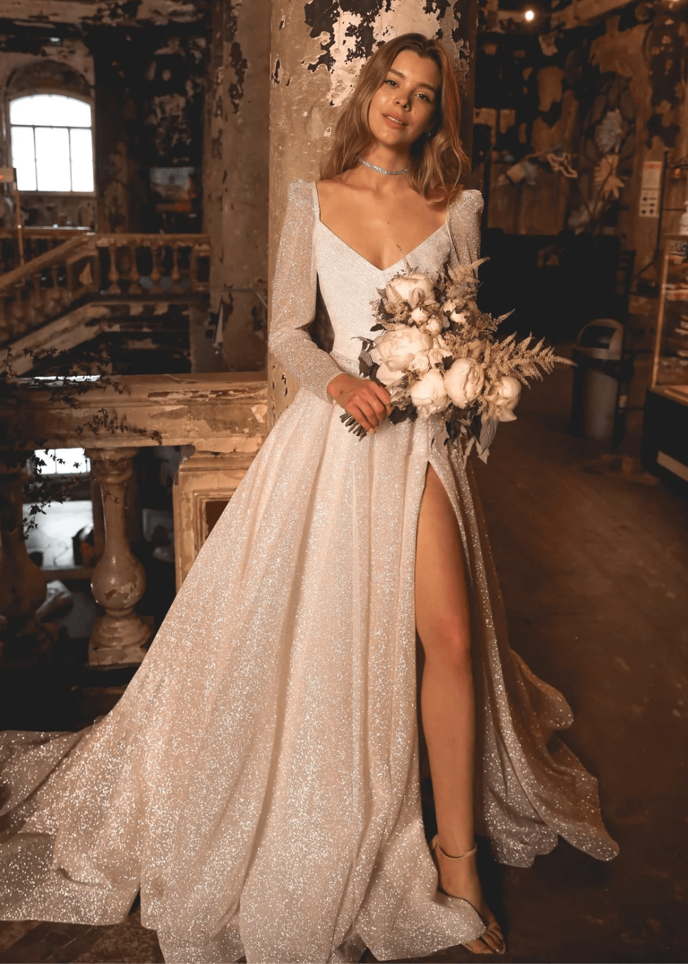 Miranda Dress  - vestido de noiva longo com mangas compridas e brilho - vestidos de noiva - outono - noiva em pé - https://stealthelook.com.br