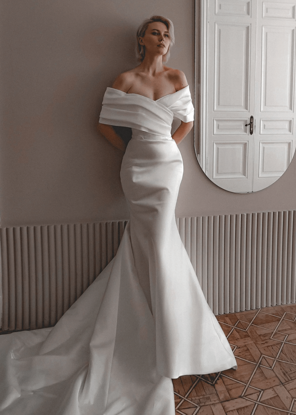 Mikado Off-The-Shoulder Wedding Dress Jacqueline - vestido de noiva ombro a ombro - vestidos de noiva - outono - mulher em pé em uma sala clara - https://stealthelook.com.br