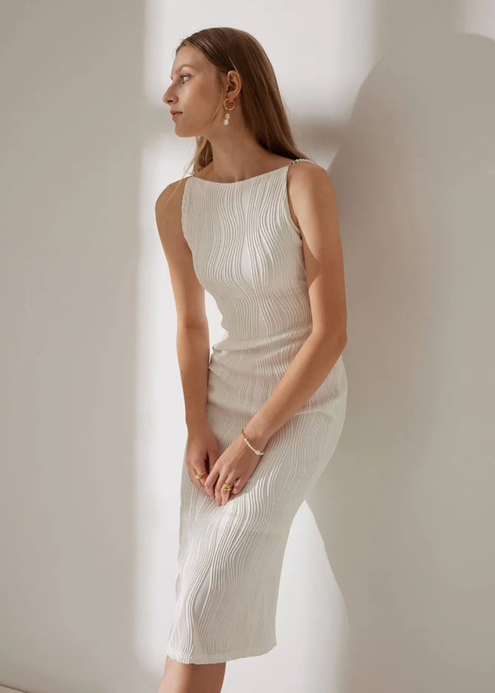 The Water Ripple Textured Cami Dress - vestido curto texturizado branco - vestidos de noiva - outono - foto de mulher inclinada para frente com vestido branco - https://stealthelook.com.br
