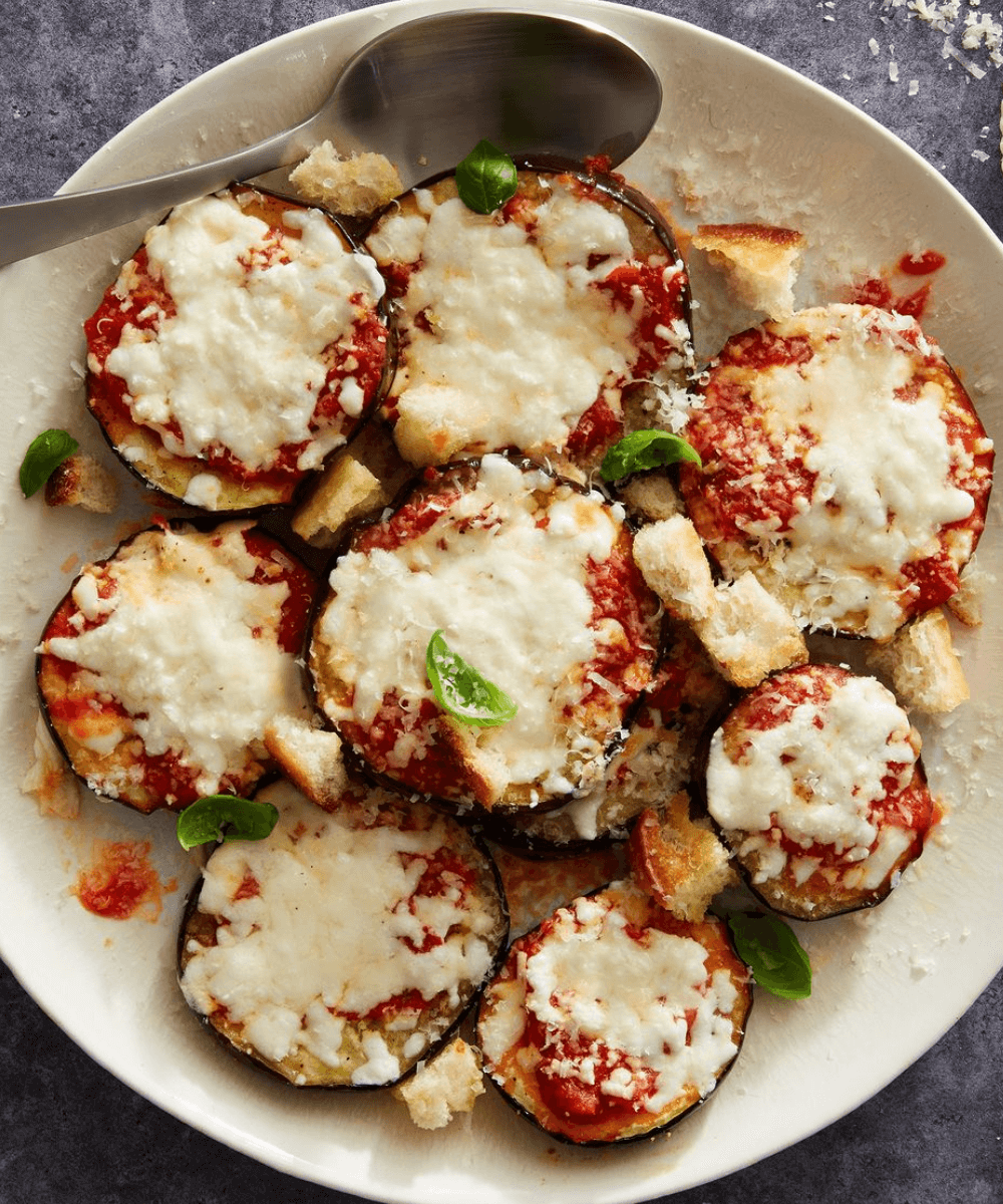 Berinjela à parmegiana -     - receitas fáceis - inverno - foto de comida em um prato branco - https://stealthelook.com.br