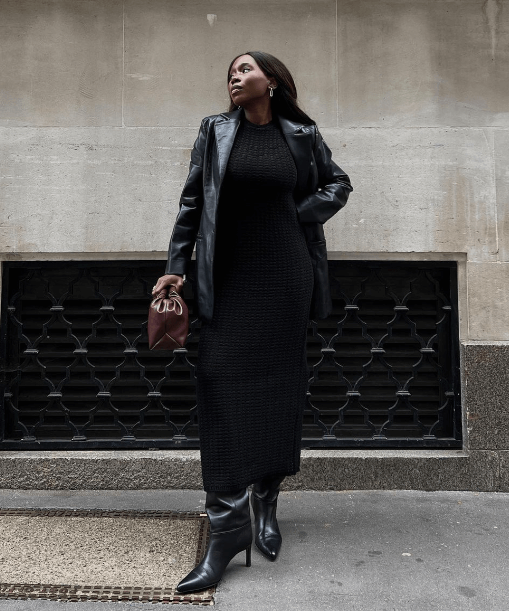 Danielle Oreoluwa Jinadu - vestido longo de tricô, bota de cano longo e casaco preto de couro - bota de cano longo - inverno - em pé na rua - https://stealthelook.com.br