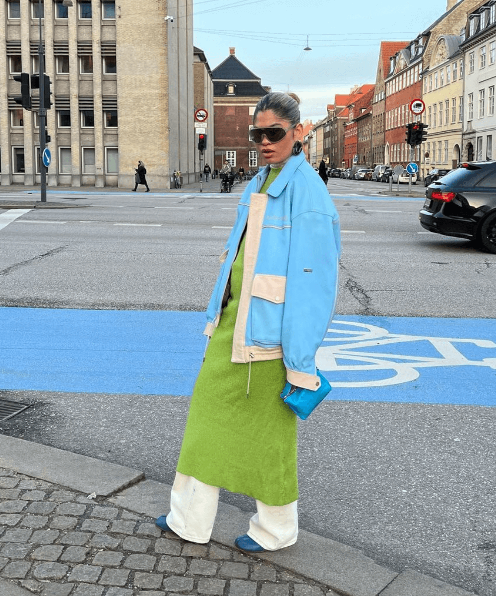@elbavdh - vestido longo verde, calça cargo bege, jaqueta oversized azul turquesa - inverno 2023 - inverno - mulher em pé na rua usando óculos de sol - https://stealthelook.com.br