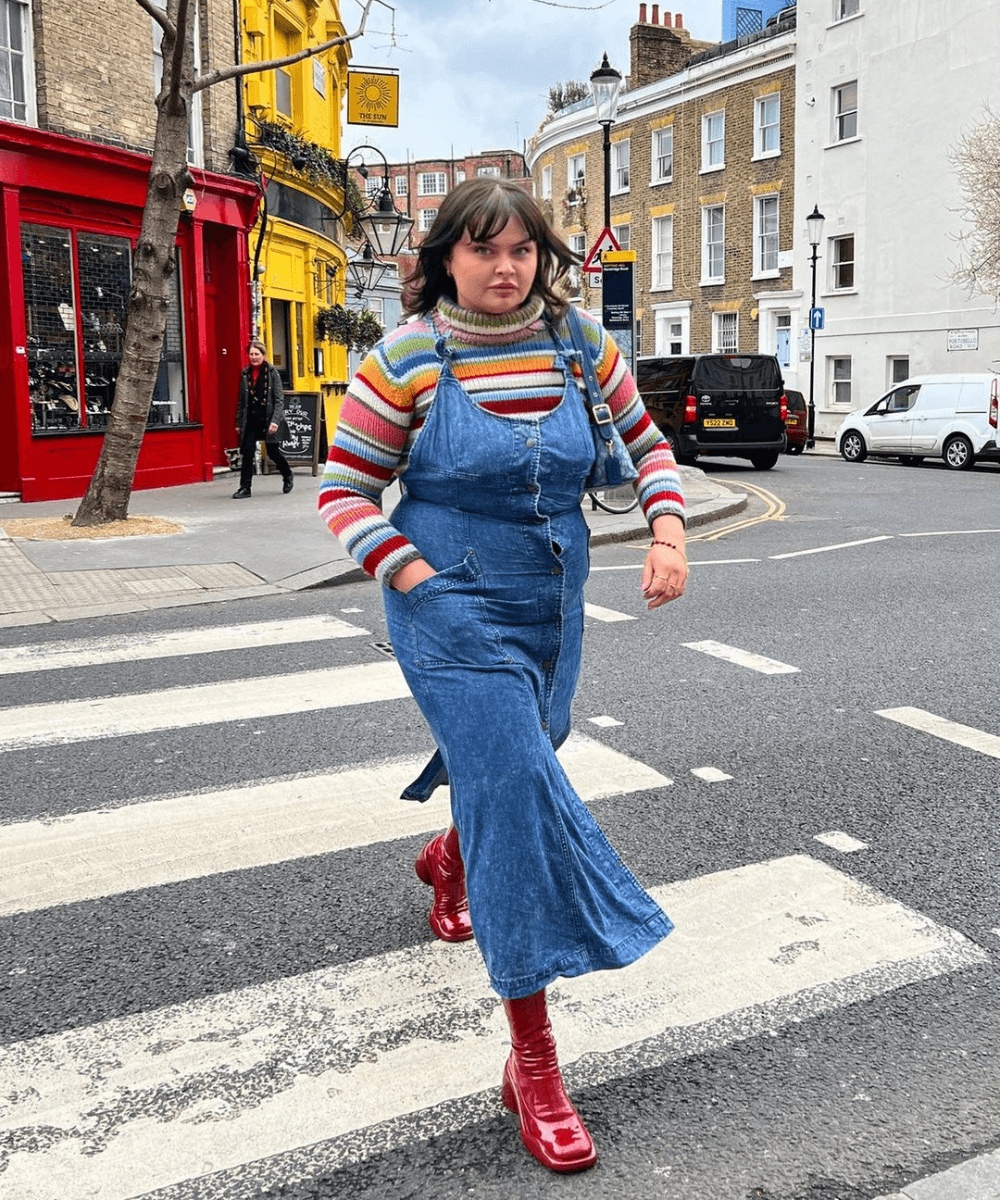 @francescaperks - tricot colorido listrado, vestido jeans de alcinha e botas vermelhas - inverno 2023 - inverno - mulher andando na rua - https://stealthelook.com.br