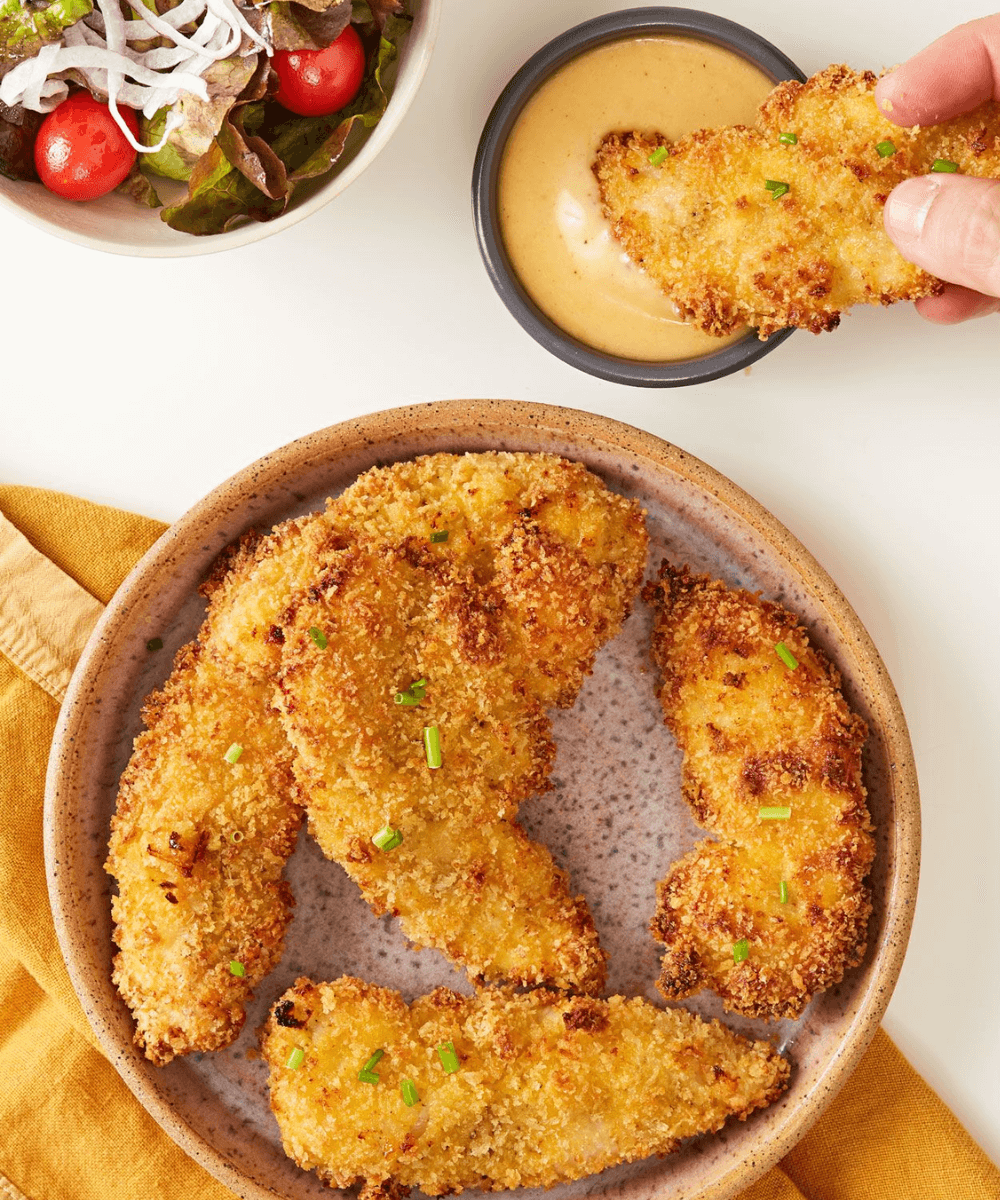 Chicken Fingers  -     - receitas fáceis - inverno - foto de comida em cima de um prato branco - https://stealthelook.com.br