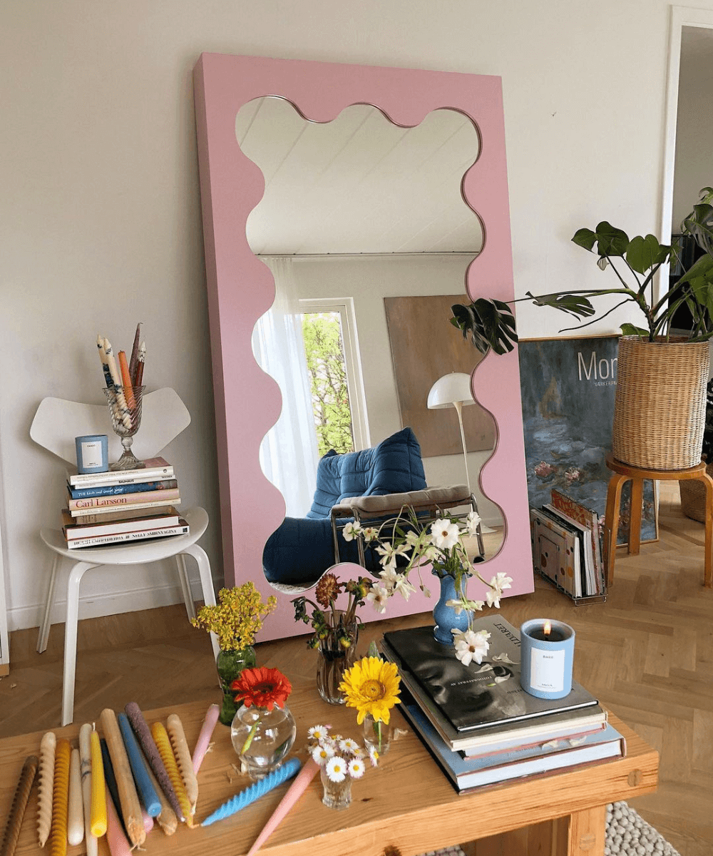 Gustaf Westman -     - itens de decoração - outono - foto de ambiente decoração com um espelho grande de moldura azul - https://stealthelook.com.br