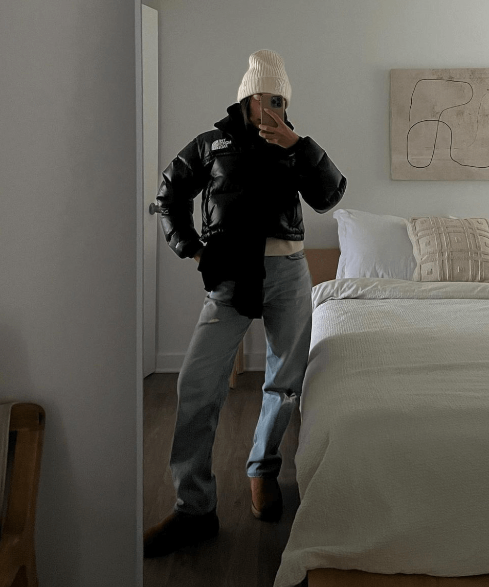 Linh Niller - calça jeans, bota ugg, jaqueta puffer preta e gorro off white - bota tendência - inverno - foto na frente do espelho - https://stealthelook.com.br