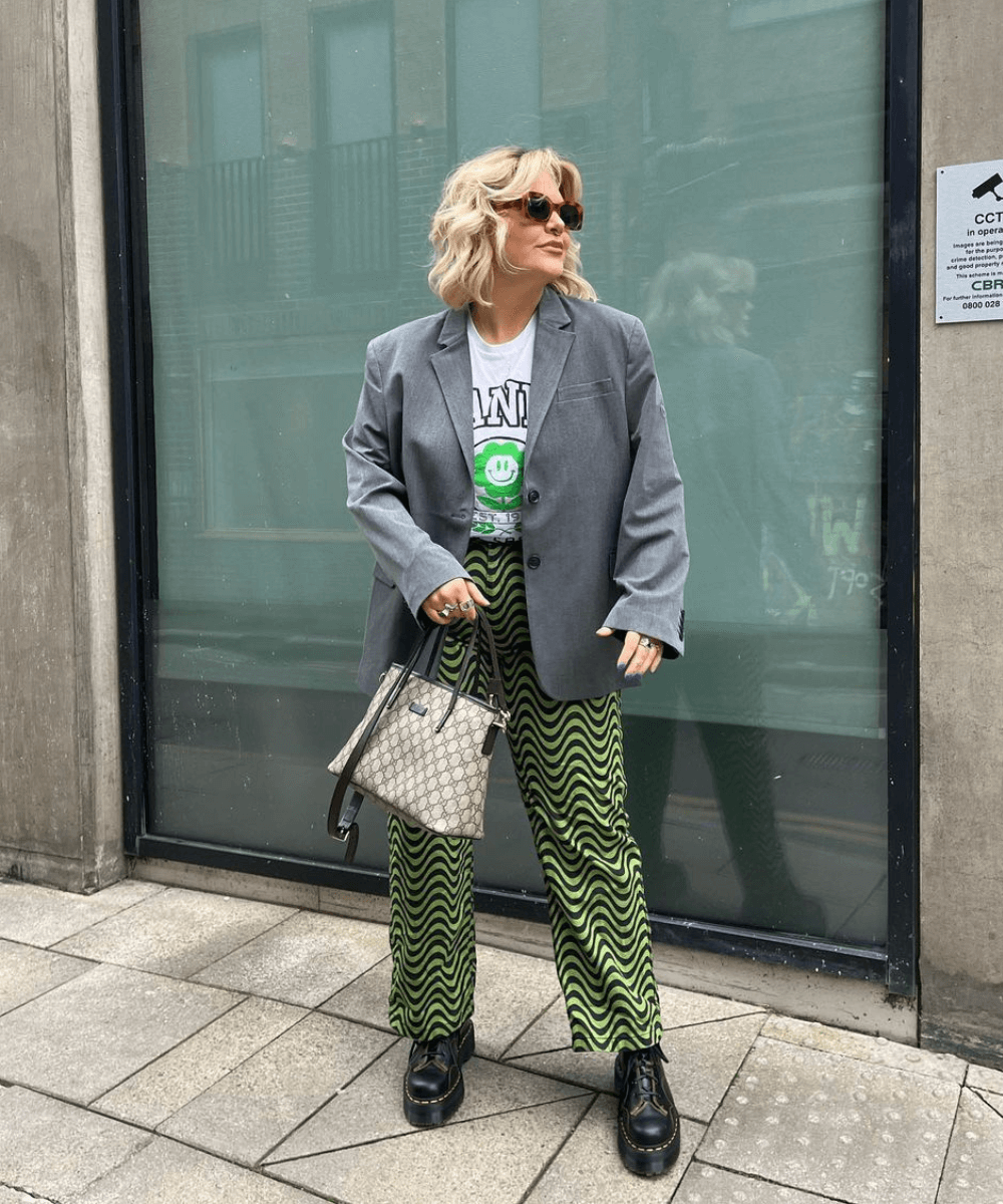 Libby Faulkner - calça estampada verde, tshirt, blazer cinza e coturnos - looks de inverno - inverno - mulher loira andando na rua usando óculos de sol - https://stealthelook.com.br