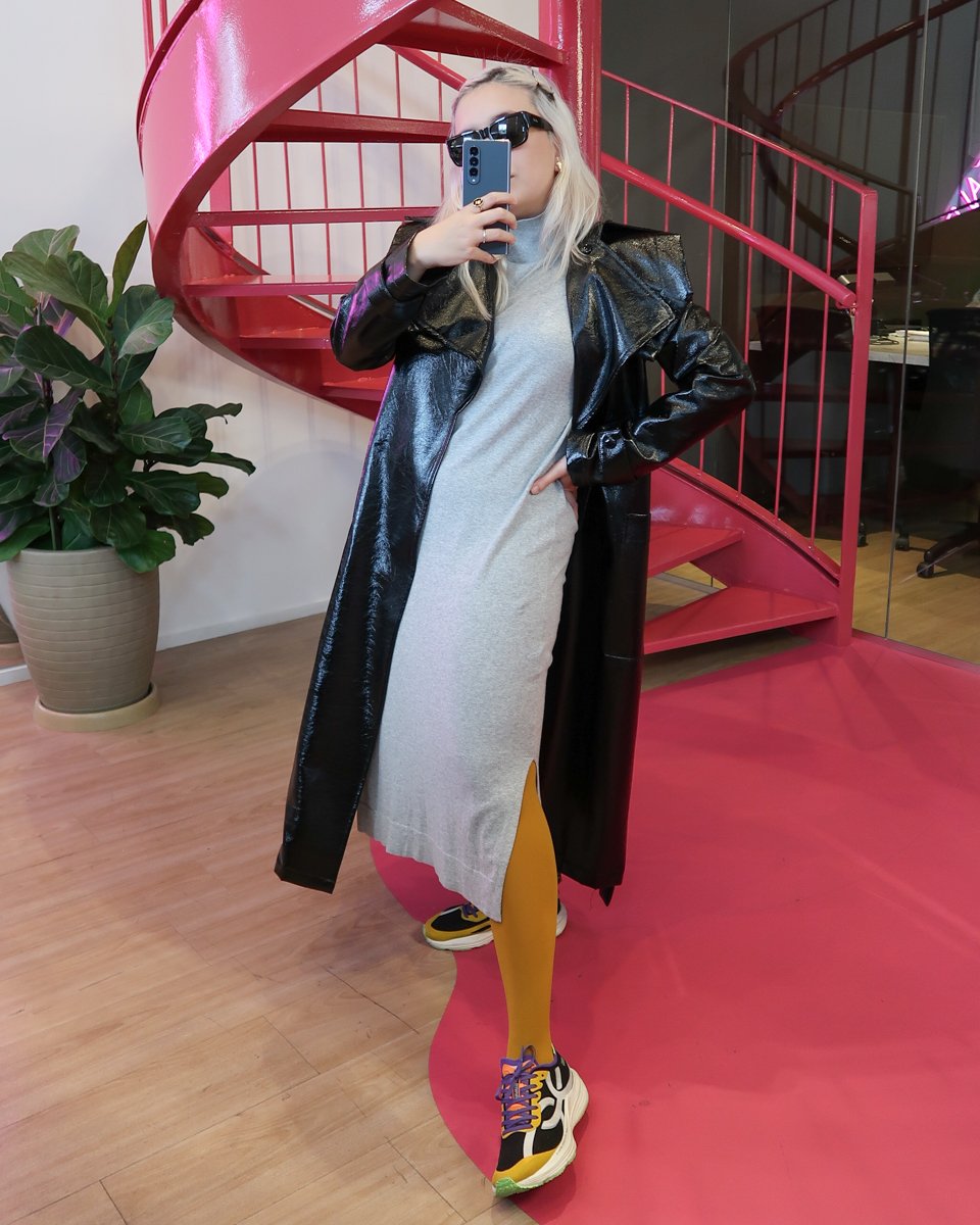 Isadora Diógenes - vestido cinza midi, meia-calça amarela, trench coat preto e tênis olympikus roso - tênis de corrida - outono - foto na frente do espelho - https://stealthelook.com.br