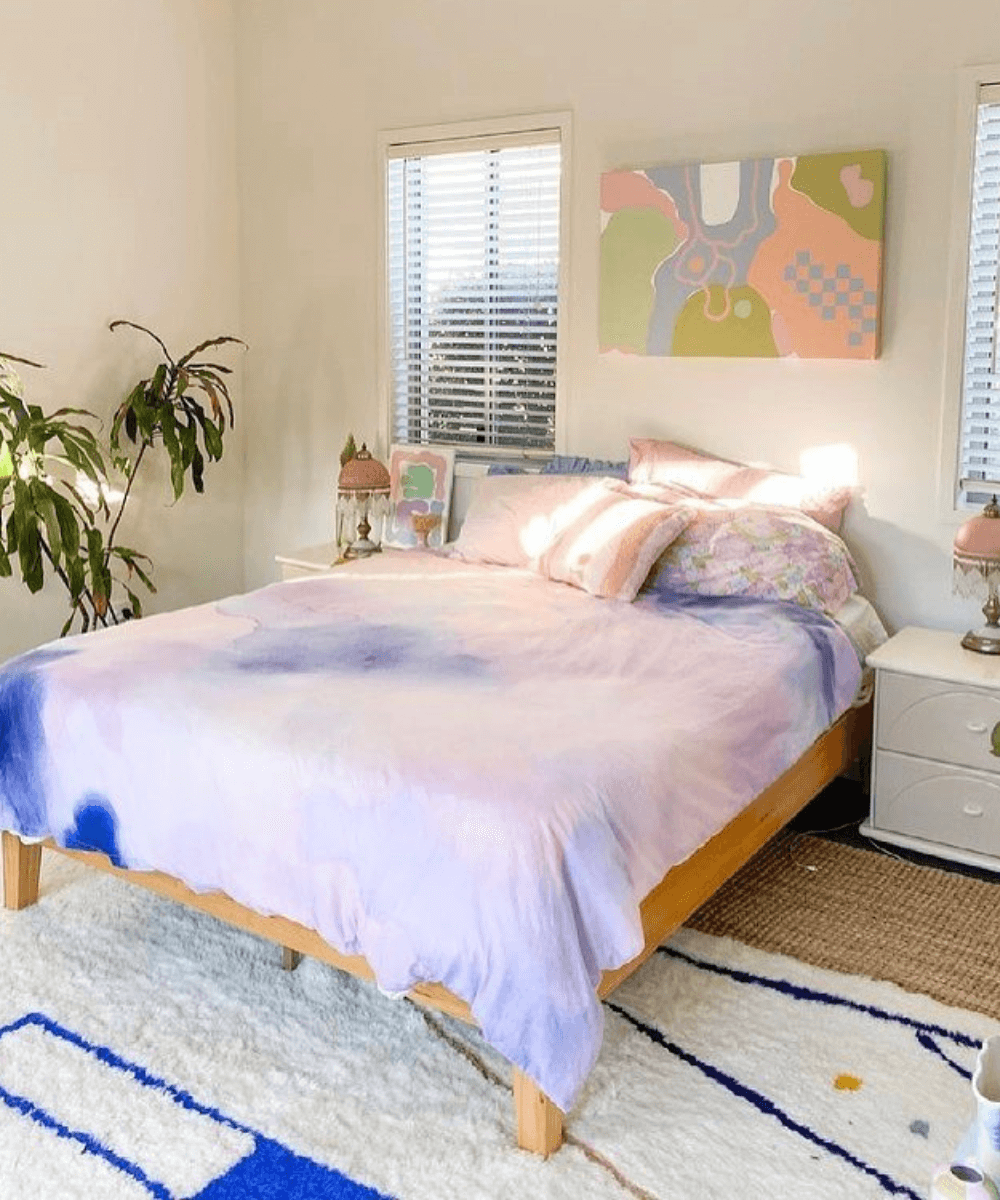 @leffrontee.au -      - móveis e objetos - verão - a foto mostra um quarto branco com uma cama de casal e decorações - https://stealthelook.com.br