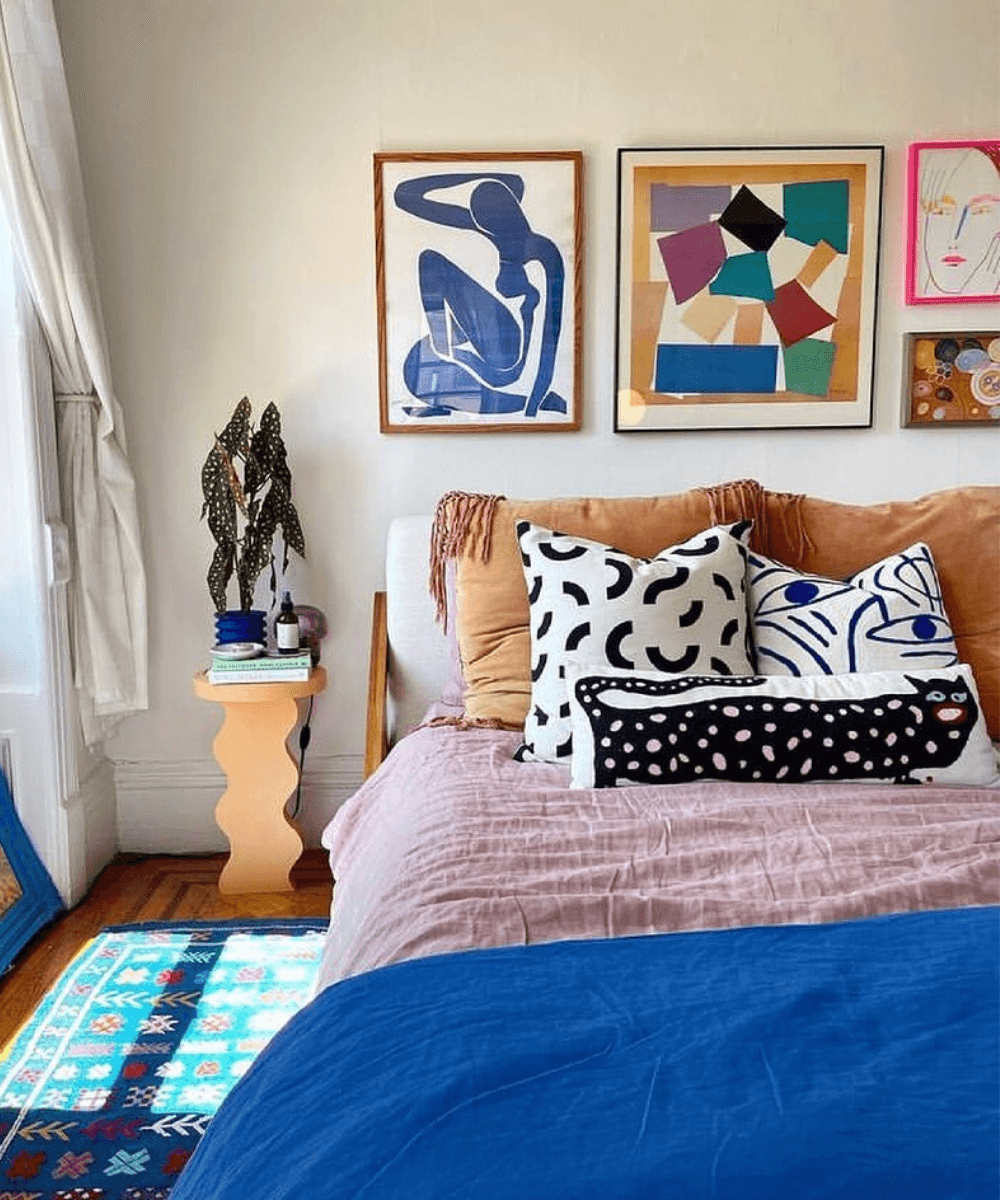 @_homedreaming -     - móveis e objetos - verão - foto de um quarto com decorações e uma cama com lençol azul - https://stealthelook.com.br