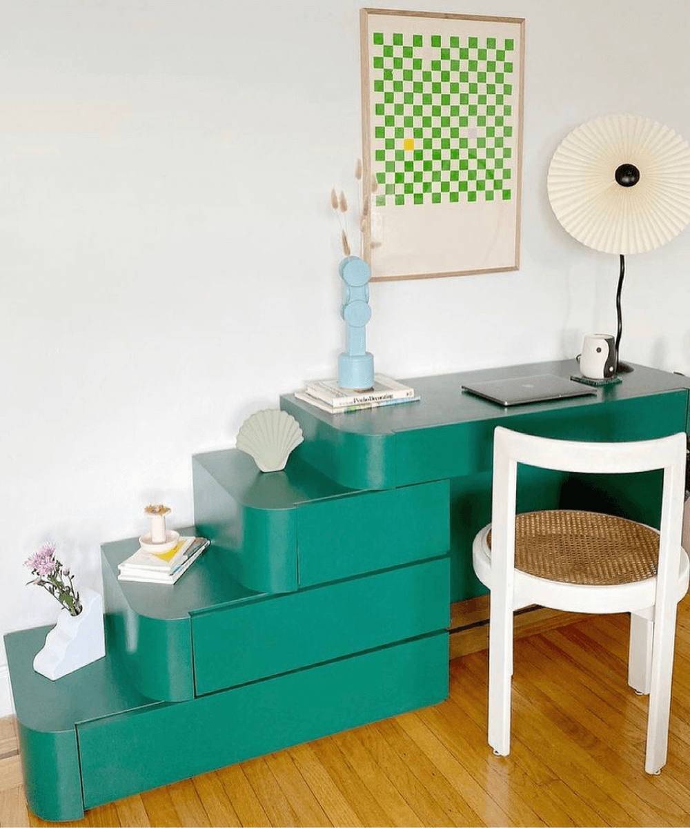 @carlalores -     - móveis e objetos - verão - a foto mostra um cômodo com uma escrivaninha verde com objetos em cima dela - https://stealthelook.com.br