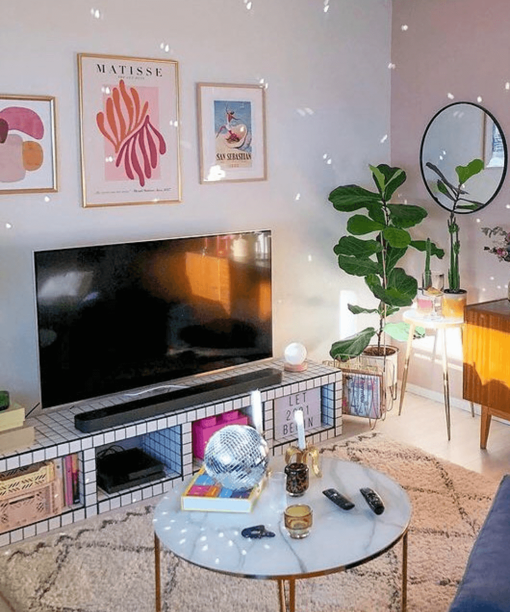 @melinanvaatehuone -     - móveis e objetos - outono - a foto mostra um cômodo com uma televisão e demais decorações de sala, como quadros e um sofá azul - https://stealthelook.com.br