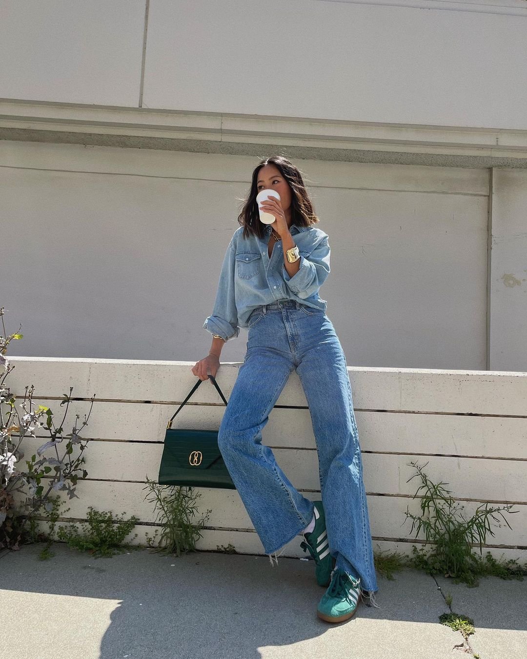 It girls - blusas tendência, calça jeans, all jeans - blusas tendência - Inverno - Street Style  - https://stealthelook.com.br