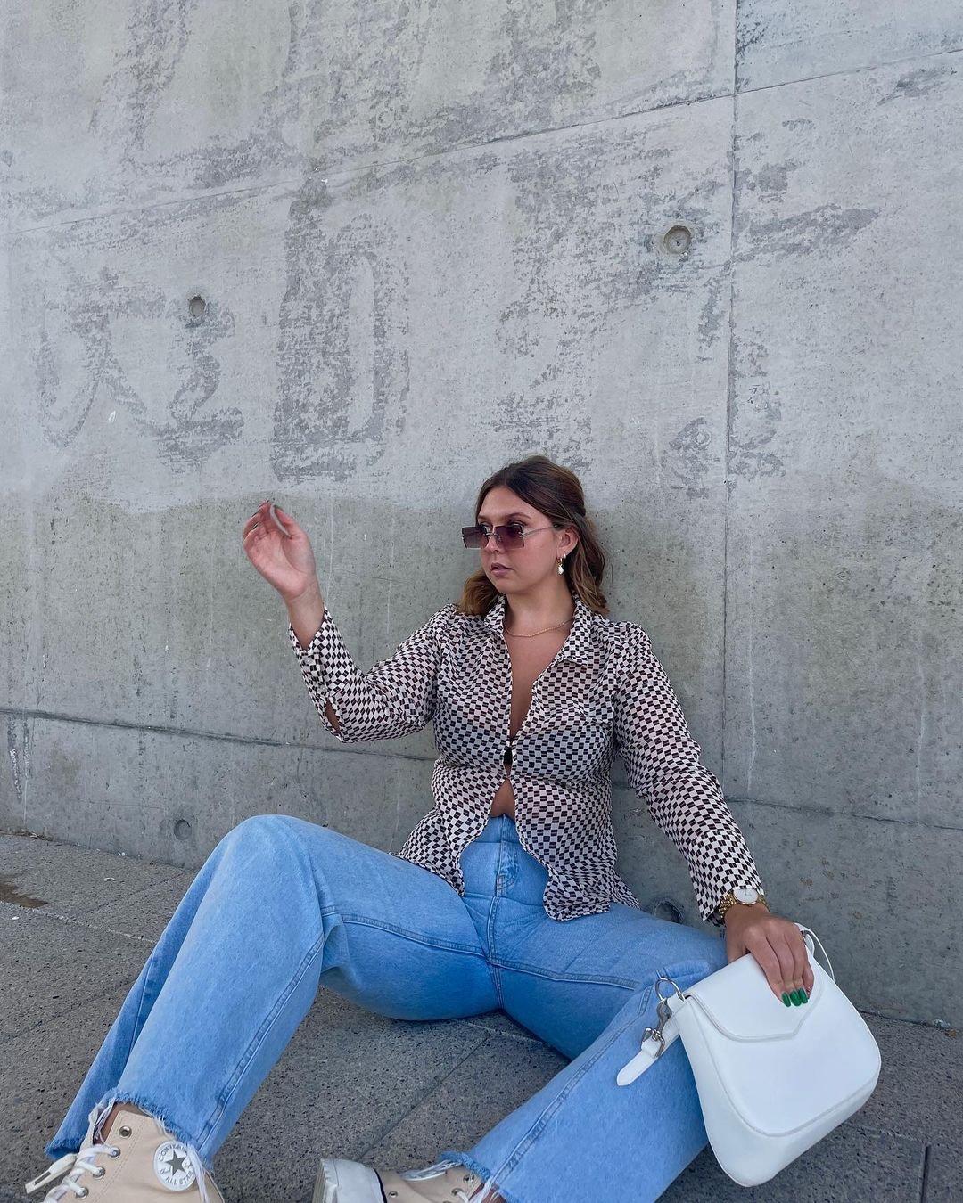 It girls - blusas tendência, camisa transparente, calça jeans, transparência - blusas tendência - Inverno - Street Style  - https://stealthelook.com.br