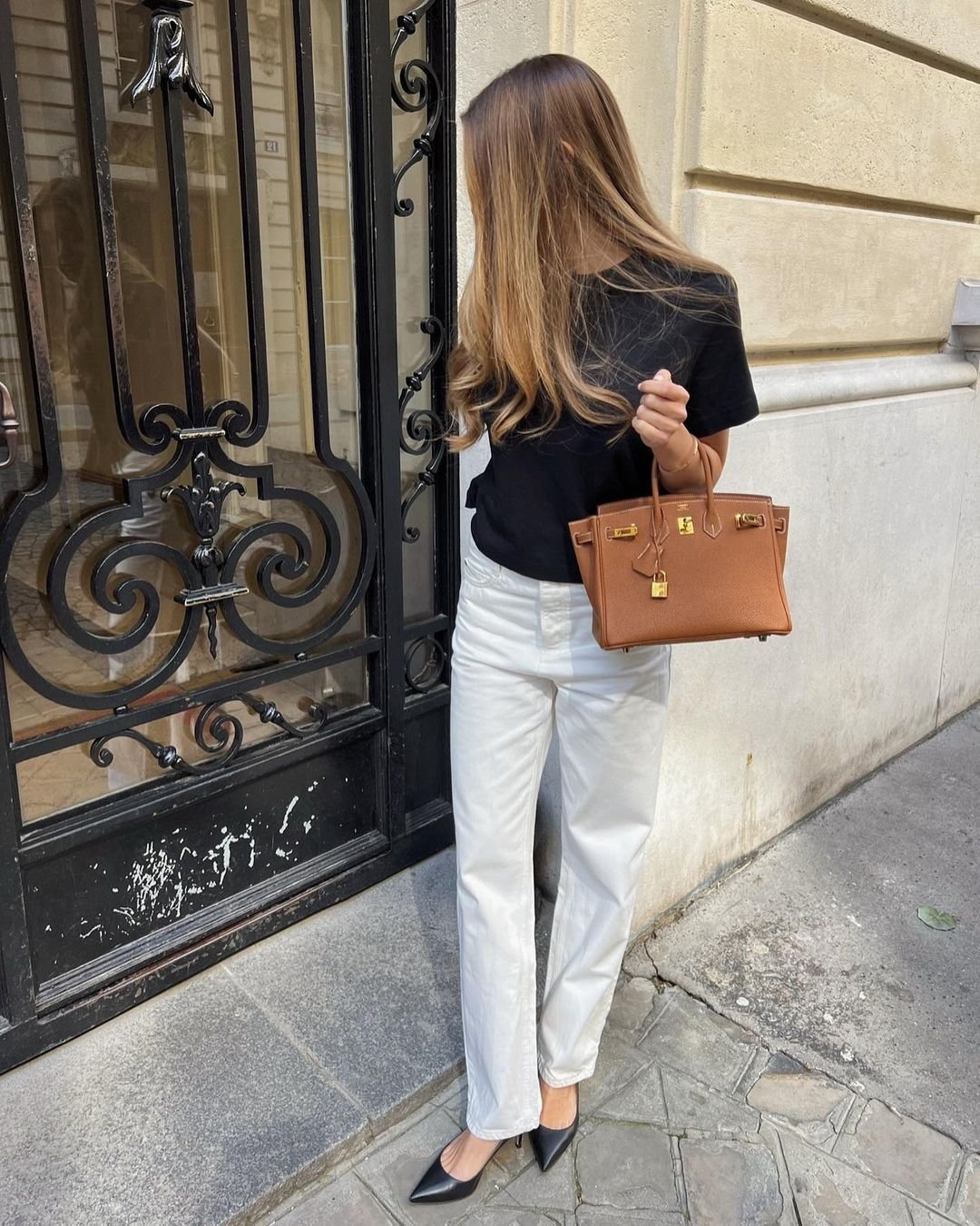 It girls - calça branca, camiseta preta, sapatilha, birkin bag - calça branca - Inverno - Street Style  - https://stealthelook.com.br