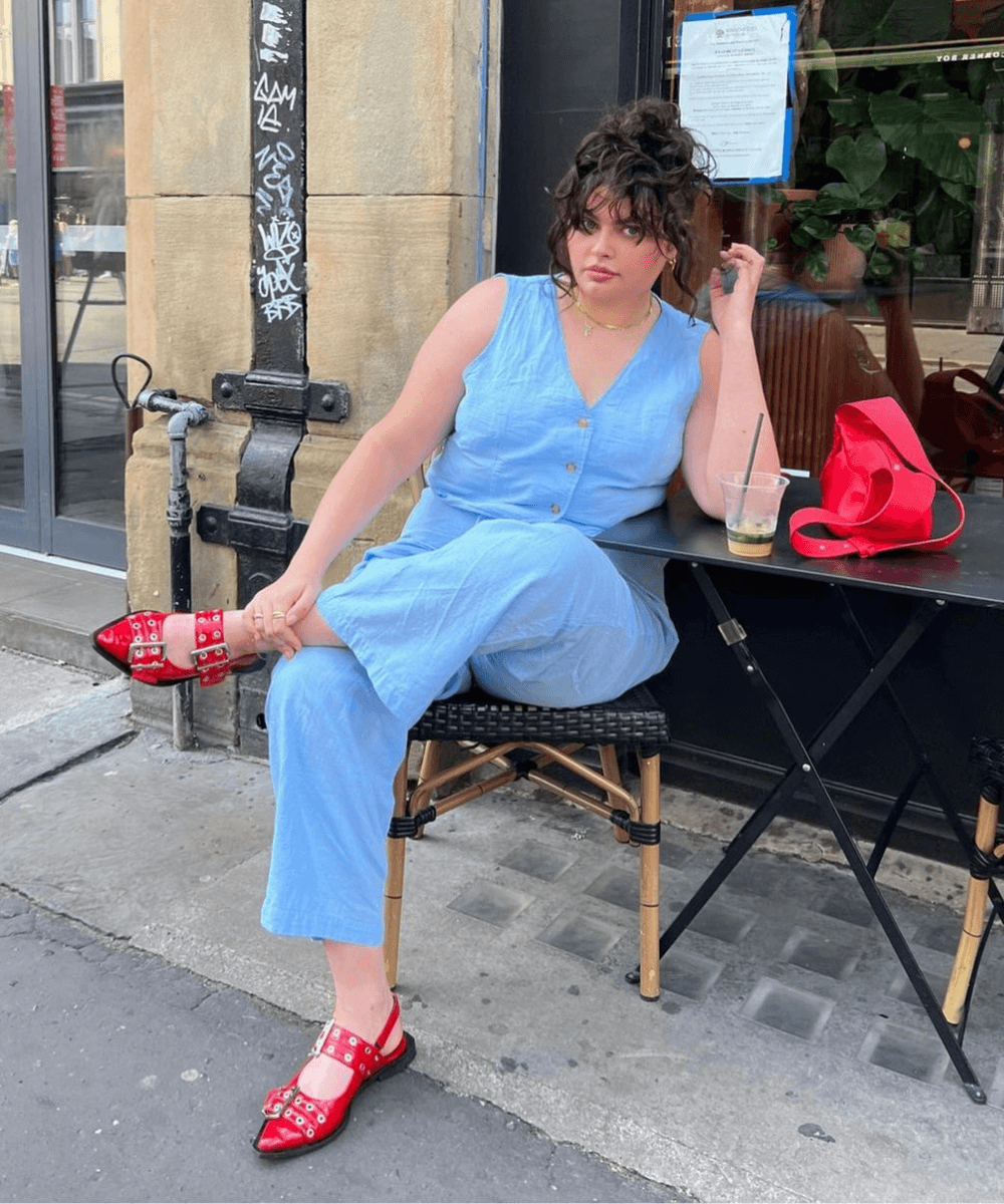 @francescaperks - conjunto de alfaiataria azul e sapatilha vermelha de tiras - sapato tendência - verão - mulher morena sentada na rua olhando para o lado - https://stealthelook.com.br