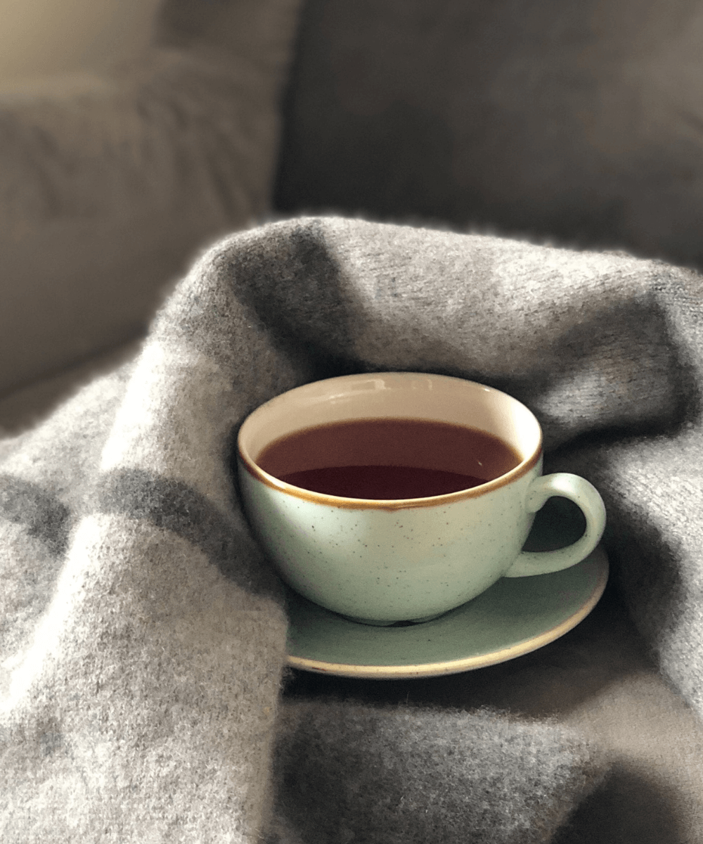 Olga Mironova - N/A - itens de inverno - inverno - foto de uma xícara de chá em cima de uma manta - https://stealthelook.com.br