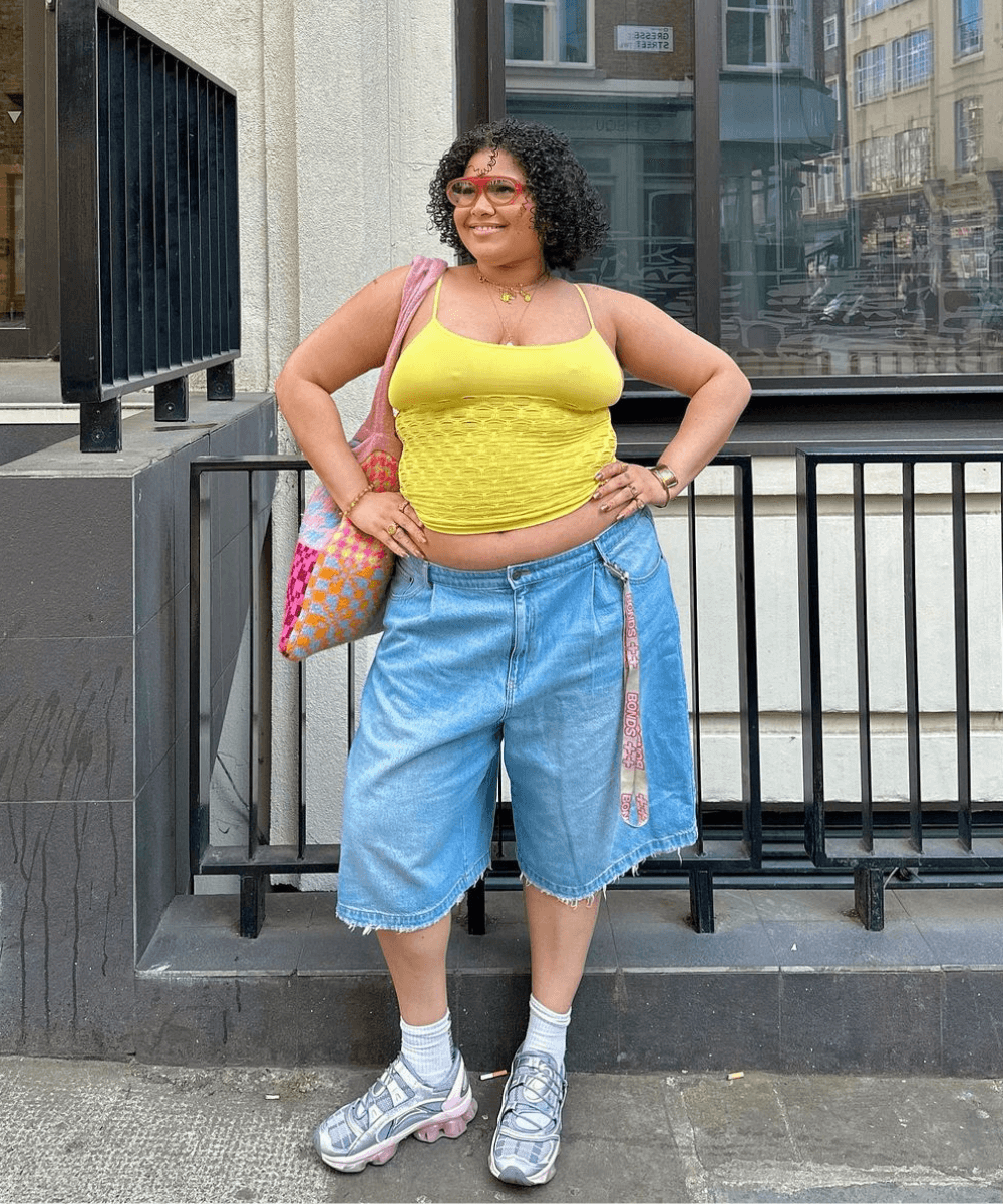 @alessiagolfetto - bermuda jeans, cropped amarelo e tênis com meia - tendência do verão - verão - mulher morena em pé na rua usando óculos de sol - https://stealthelook.com.br
