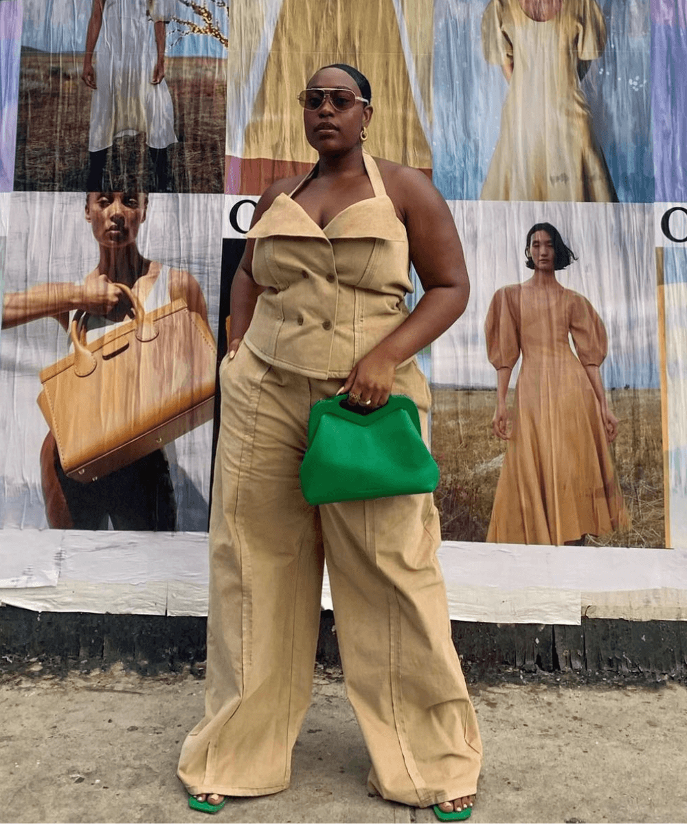 Aniyah Morinia - calça bege pantalona, colete alfaiataria, sandália verde e bolsa verde - calça bege - outono - mulher negra em pé na rua usando óculos de sol - https://stealthelook.com.br