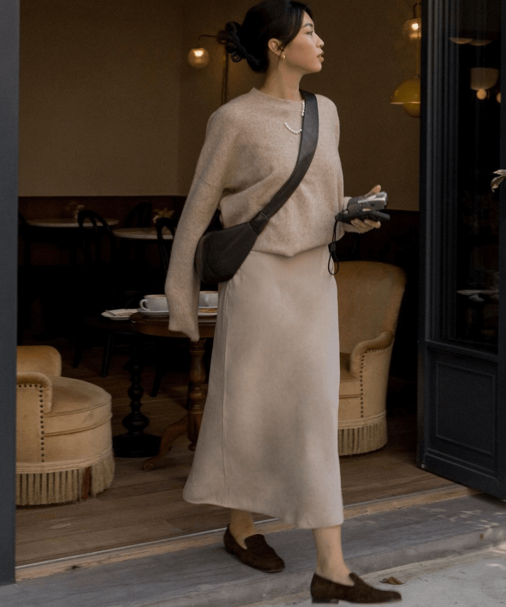 Michelle Lin - saia longa bege, tricot bege, mocassim e bolsa marrom - looks com tricô - inverno - mulher asiática andando na rua - https://stealthelook.com.br