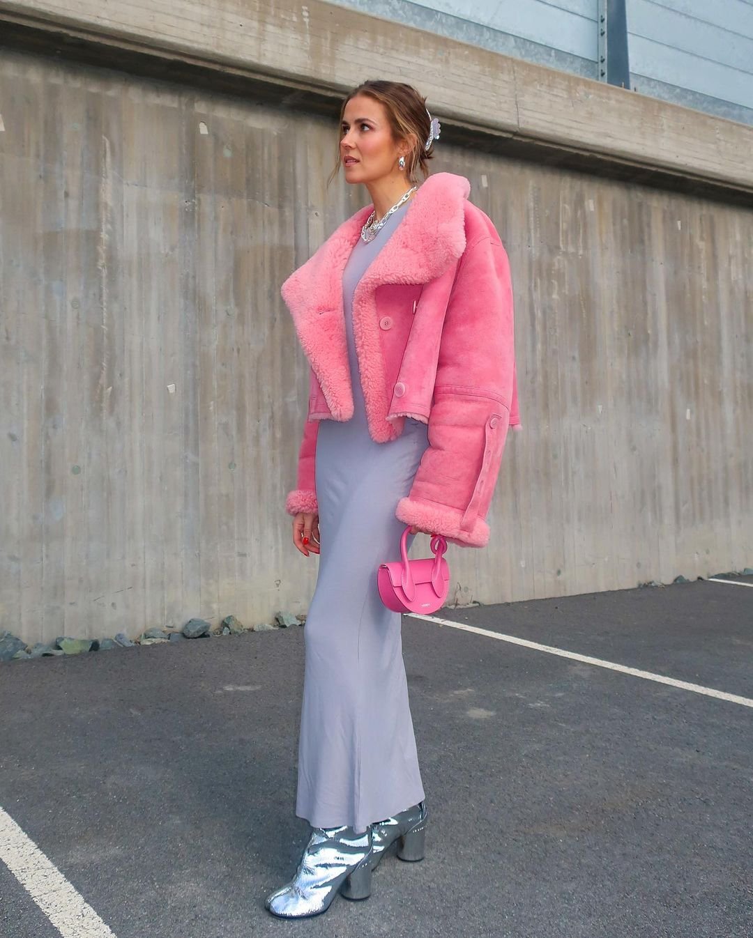 It girls - looks rosa, jaqueta rosa, vestido longo, bota - looks rosa - Inverno - Street Style  - https://stealthelook.com.br