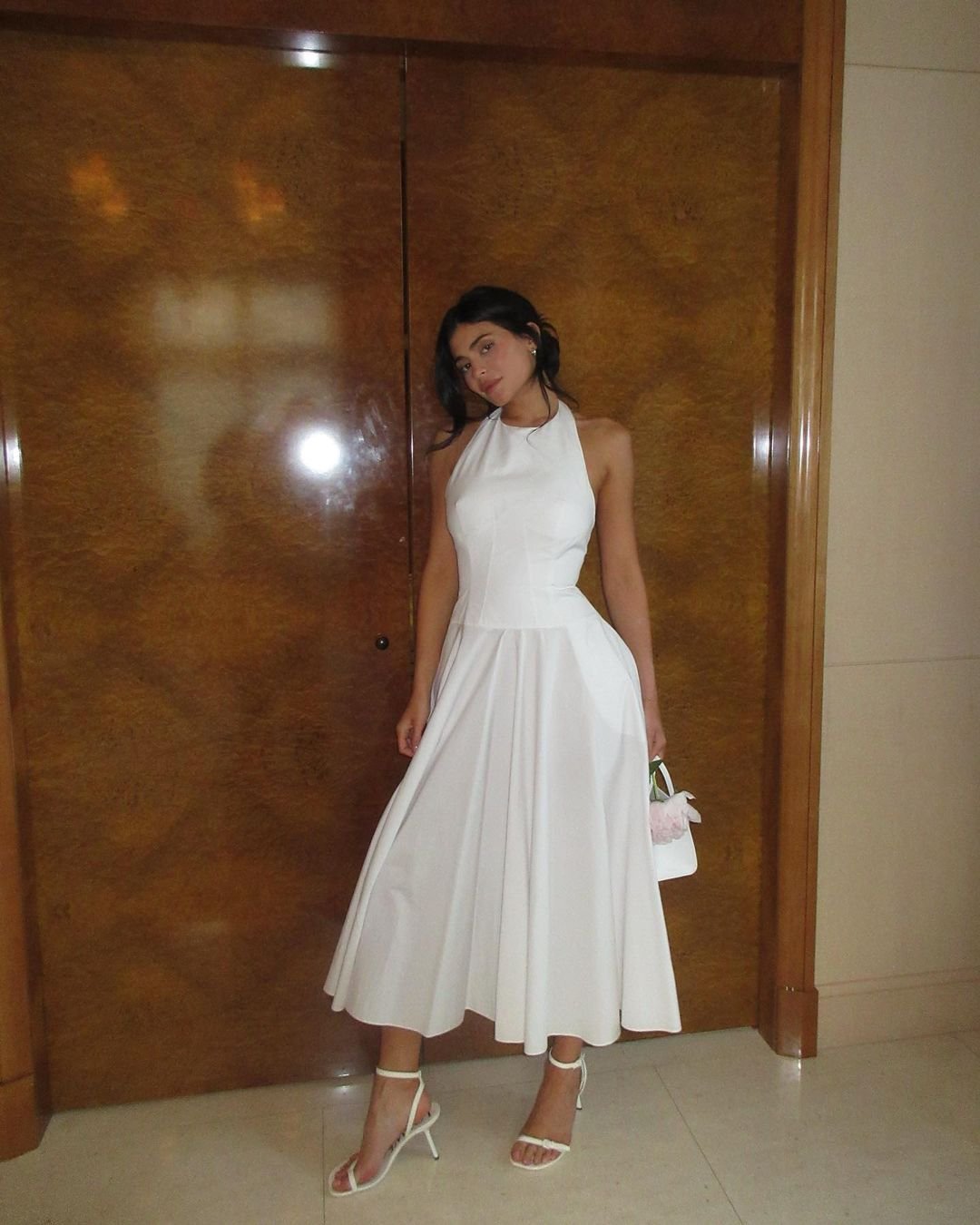 It girls - Kylie Jenner, vestido branco, vestido romântico - Quiet Luxury - Inverno - Street Style  - https://stealthelook.com.br