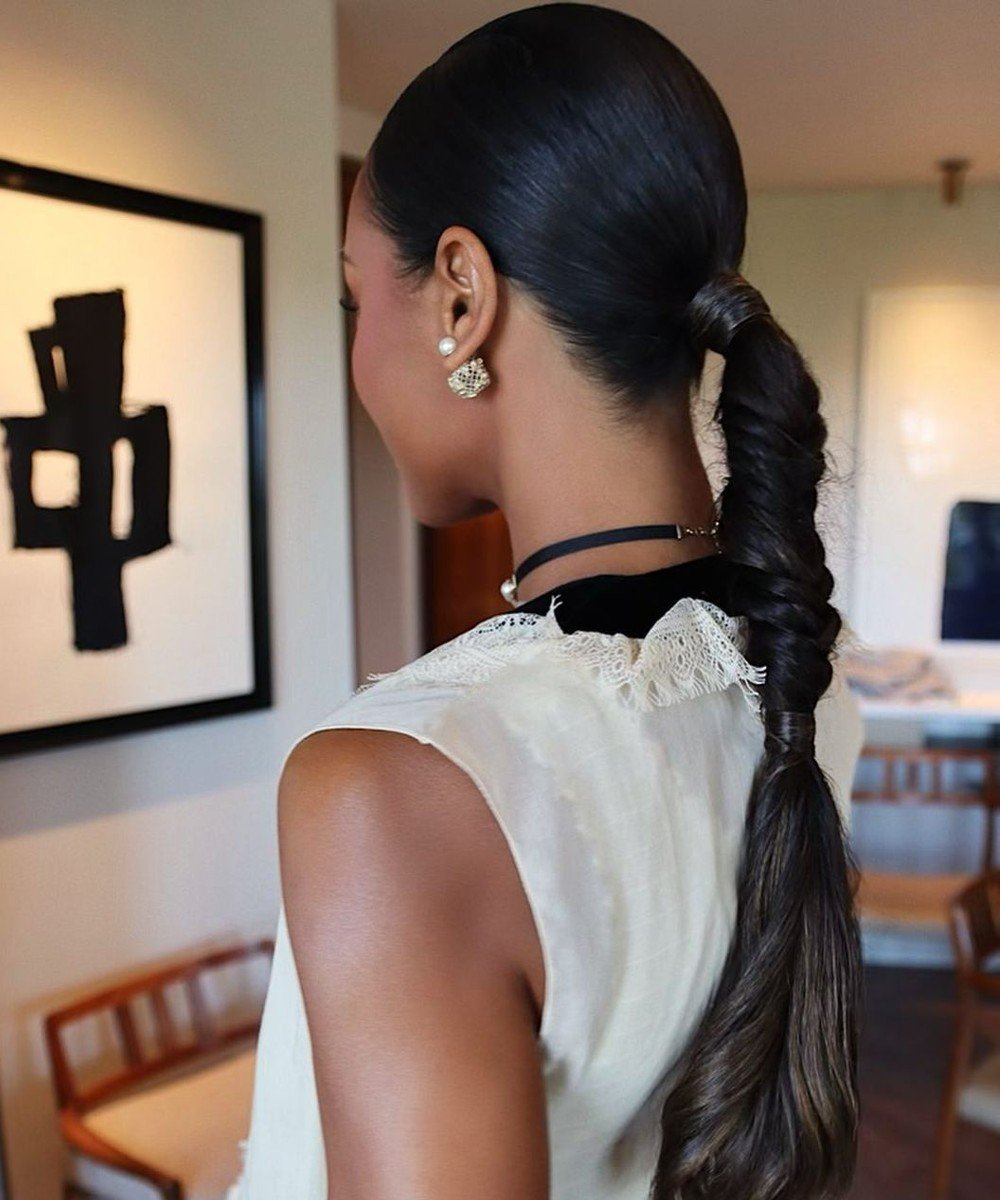 Zoe Saldaña   - trança-peixe - penteados com cabelo preso - inverno - brasil - https://stealthelook.com.br