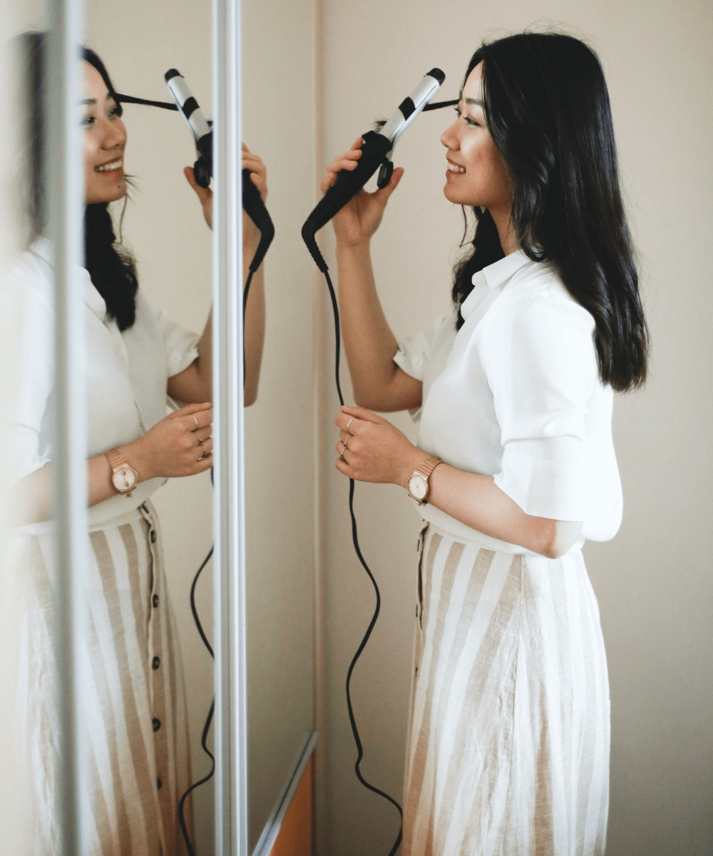 Jessica Ticozzelli - roupão branco - produtos de beleza - inverno - mulher mexendo no cabelo na frente do espelho - https://stealthelook.com.br