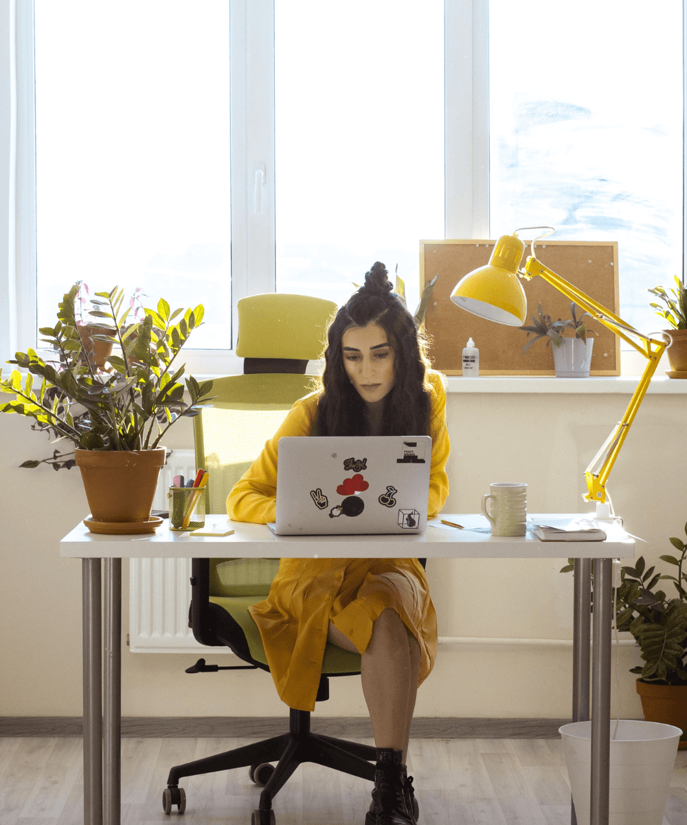 Cottonbro Studio - Vestido amarelo de manga longa - mesa de escritório - verão - mulher sentada em uma cadeira de escritório amarela enquanto mexe no computador - https://stealthelook.com.br