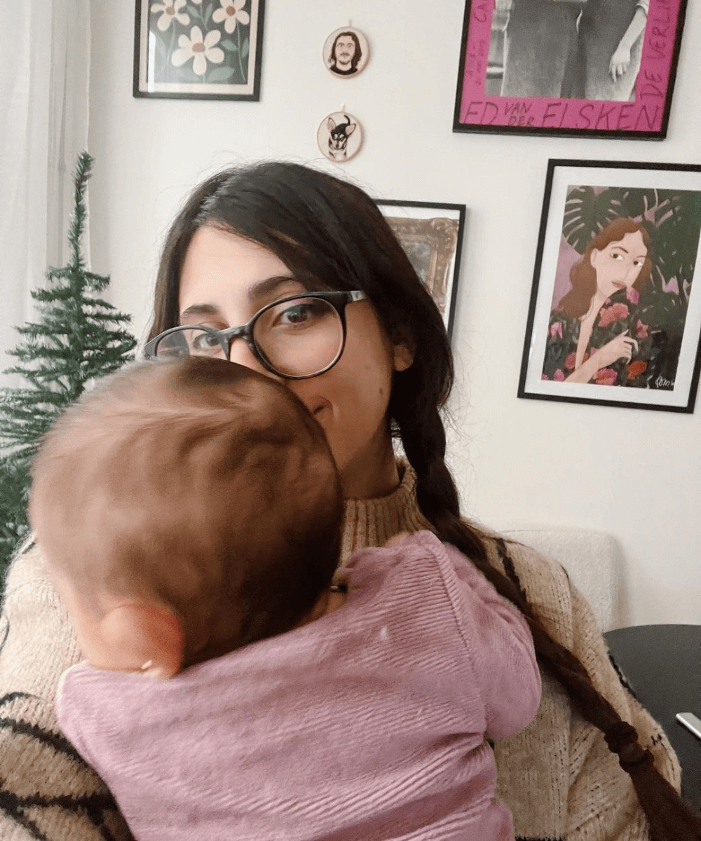 Sofia Stipkovic - tricot rosa - rotina de mãe - inverno - mulher sorrindo de óculos segurando um bebê - https://stealthelook.com.br
