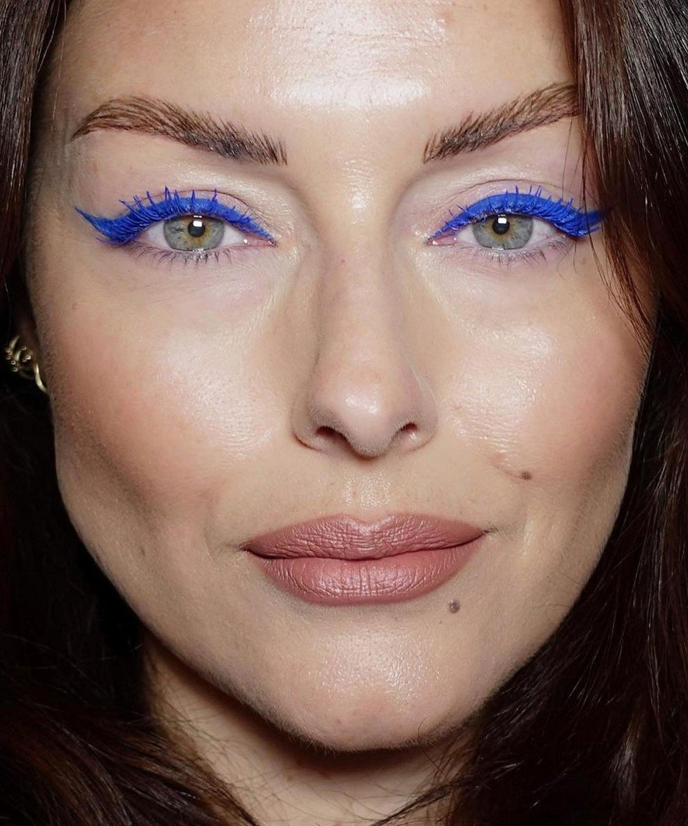 Katie Jane Hughes - sombra-azul - tendência de beleza - inverno - brasil - https://stealthelook.com.br
