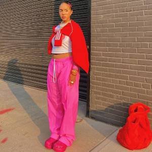 Guia da calça rosa: os modelos mais cool com a cor do momento