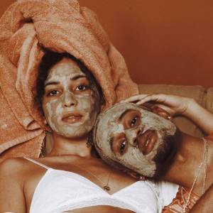 Skincare de casal: 5 dicas para cuidar da pele em dupla