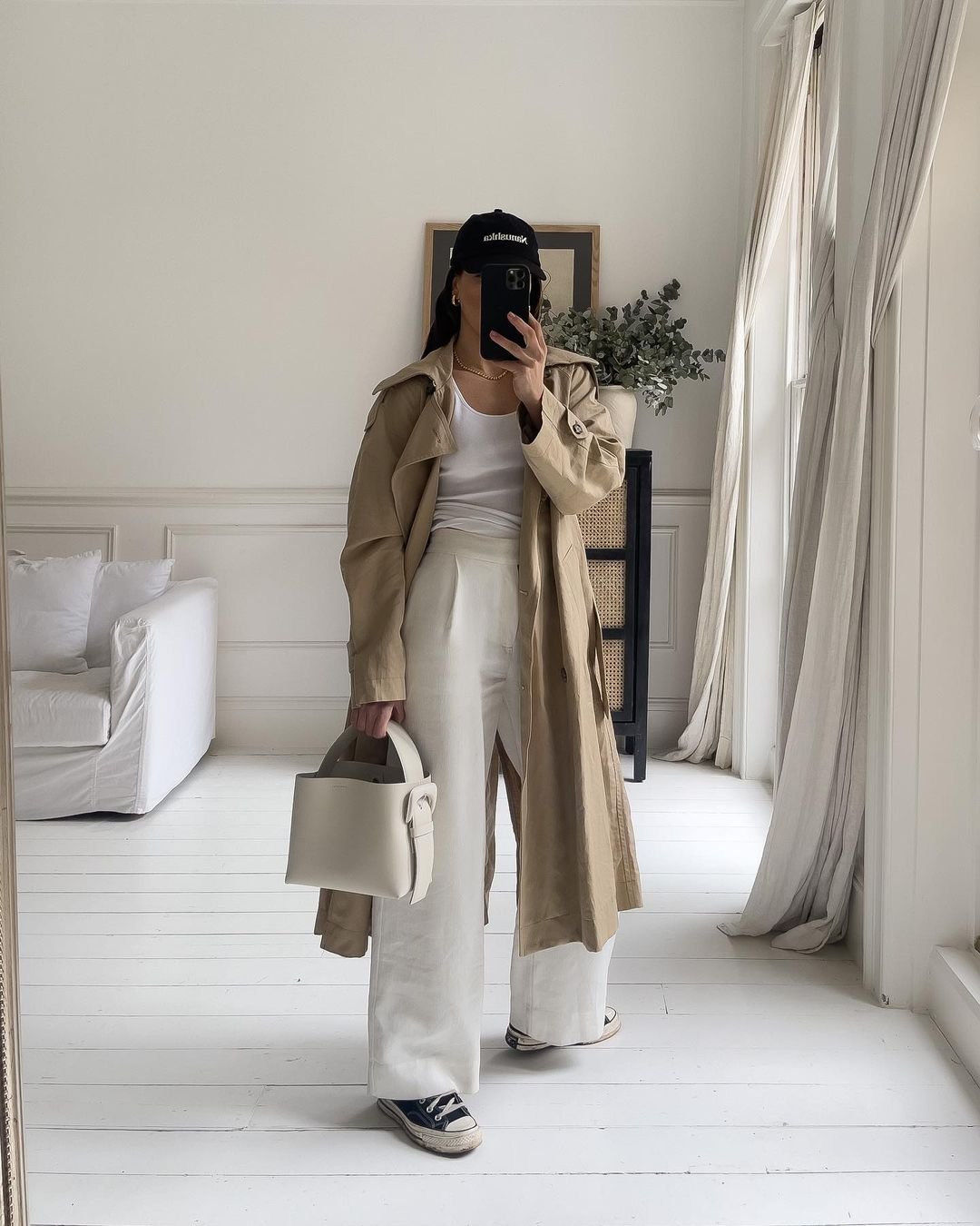 It girls - looks com All Star, trench coat, looks de inverno, calça branca - looks com All Star - Inverno - Street Style - https://stealthelook.com.br