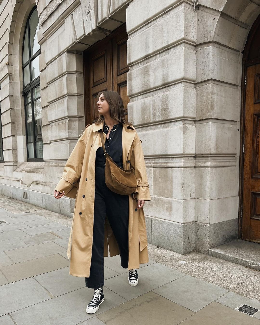It girls - looks com All Star, macacão preto, trench coat - looks com All Star - Inverno - Street Style - https://stealthelook.com.br