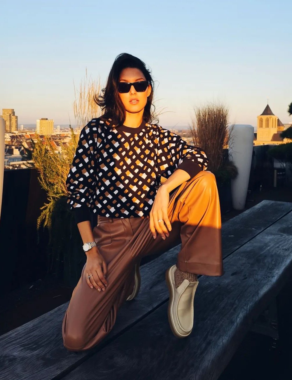 Rebecca Mir - calça, trico e tenis - calça de couro no look - inverno - street style - https://stealthelook.com.br