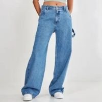 calça jeans oversized com bolsos